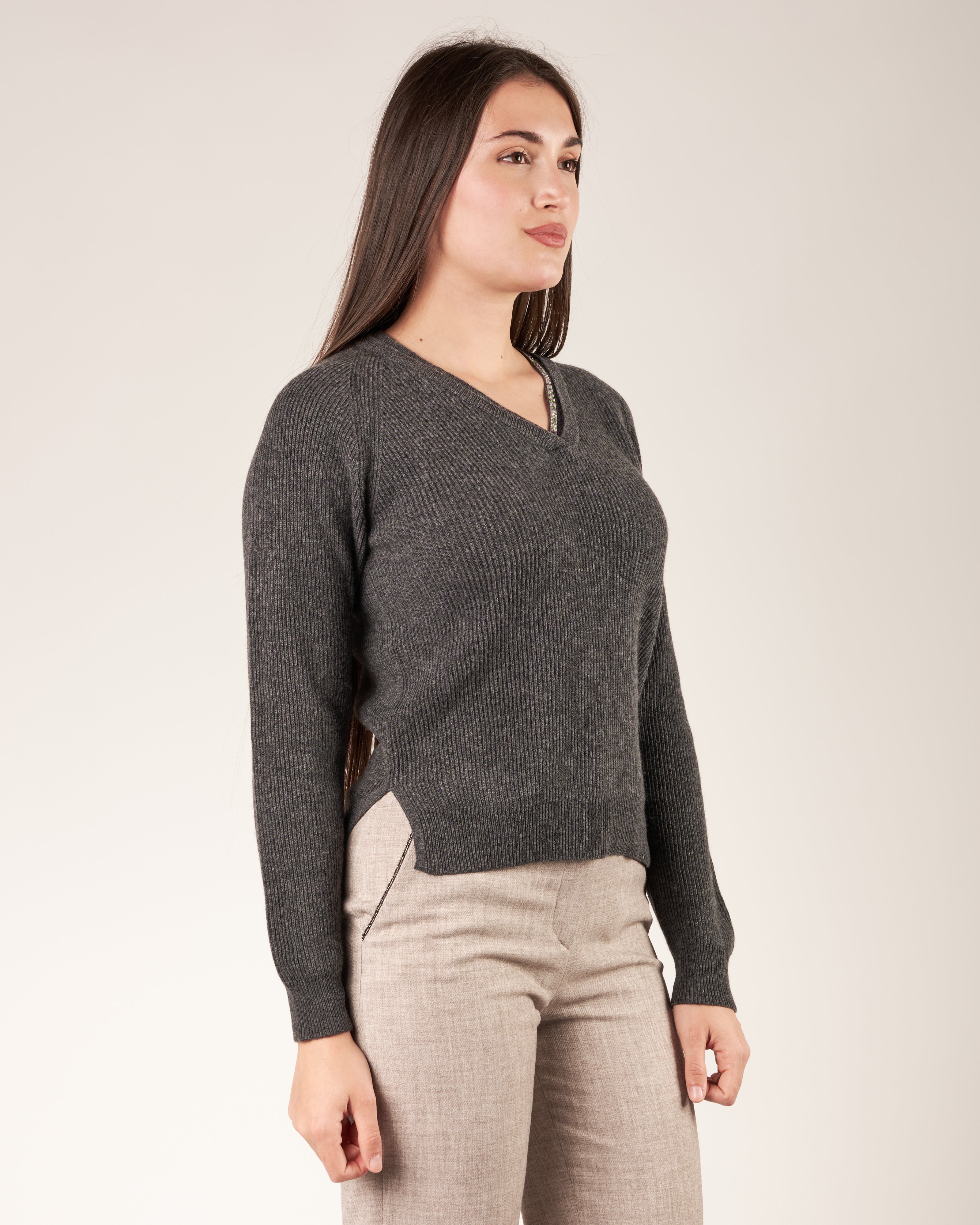 Pullover con scollo a V e monile