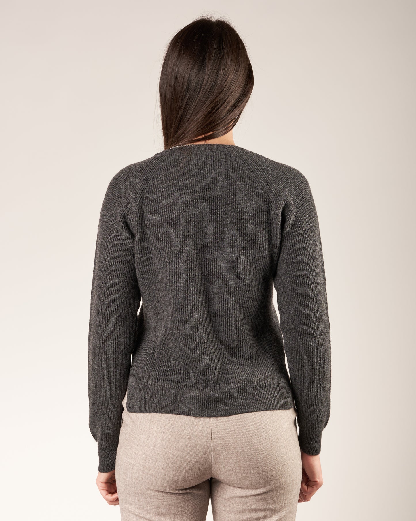 Pullover con scollo a V e monile