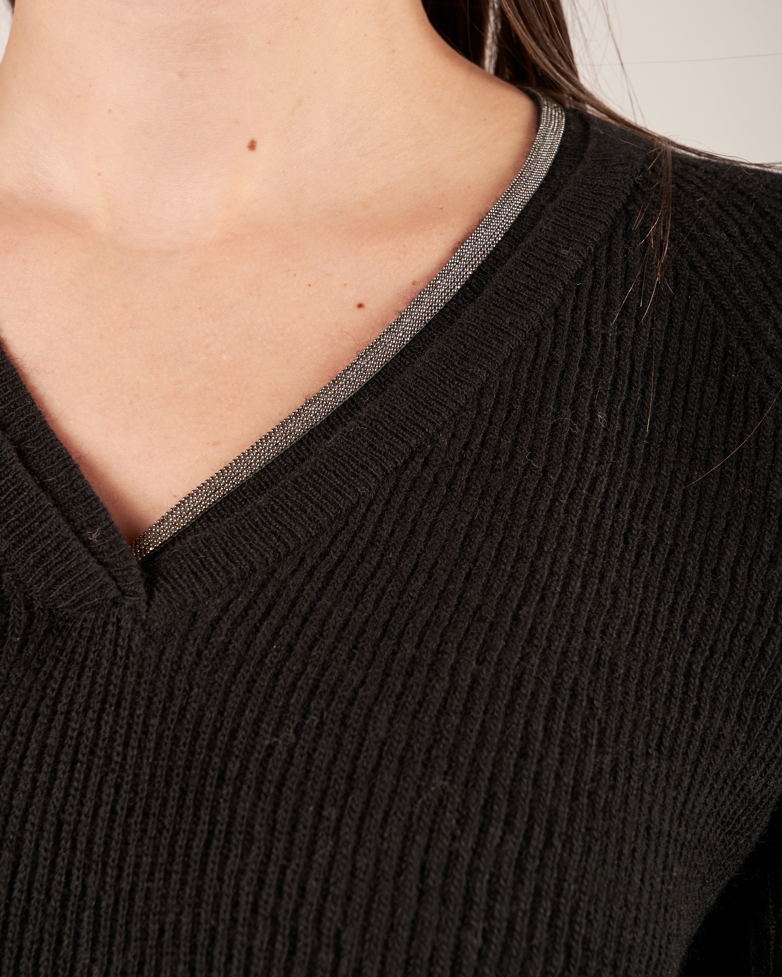 Pullover con scollo a V e monile