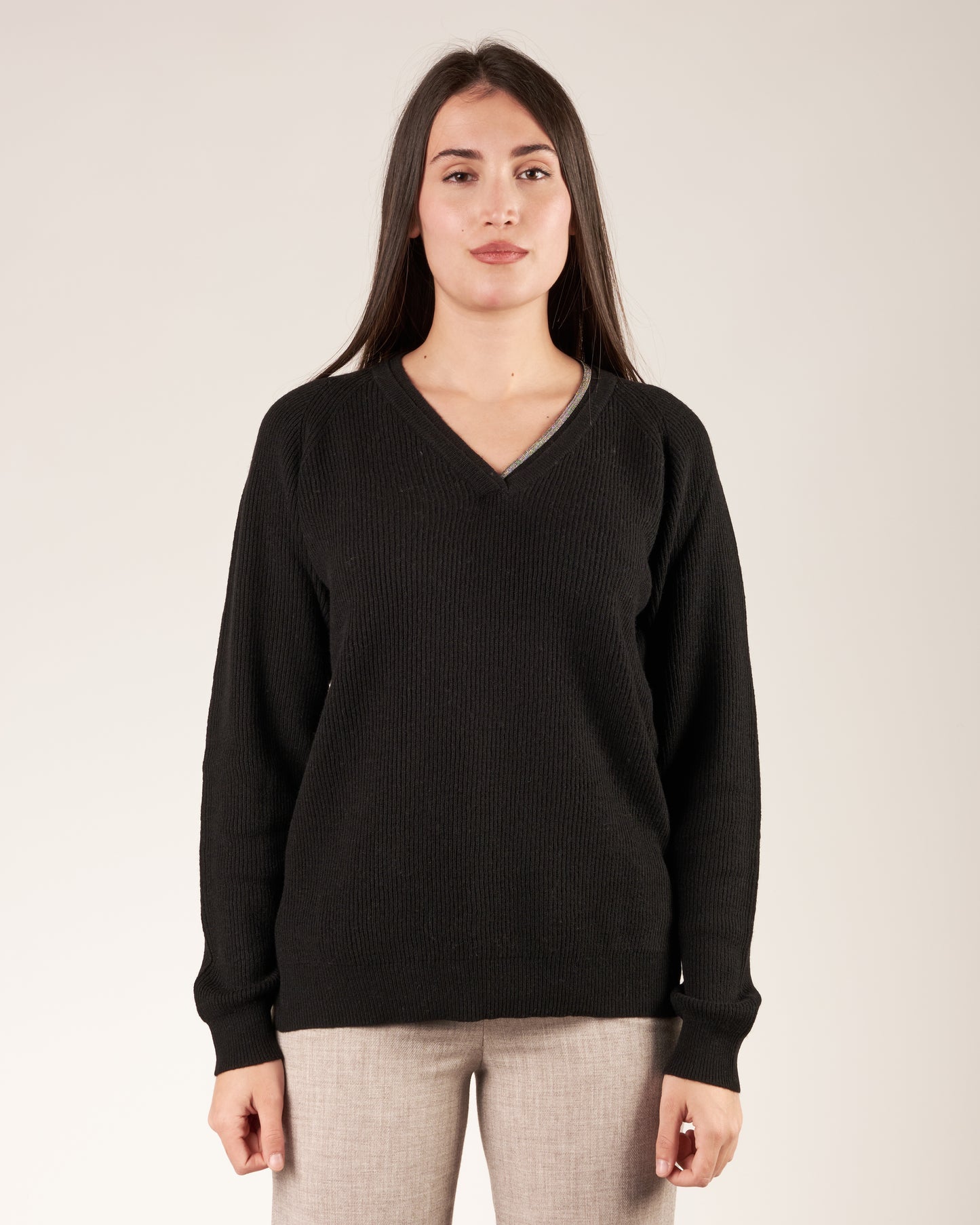 Pullover con scollo a V e monile