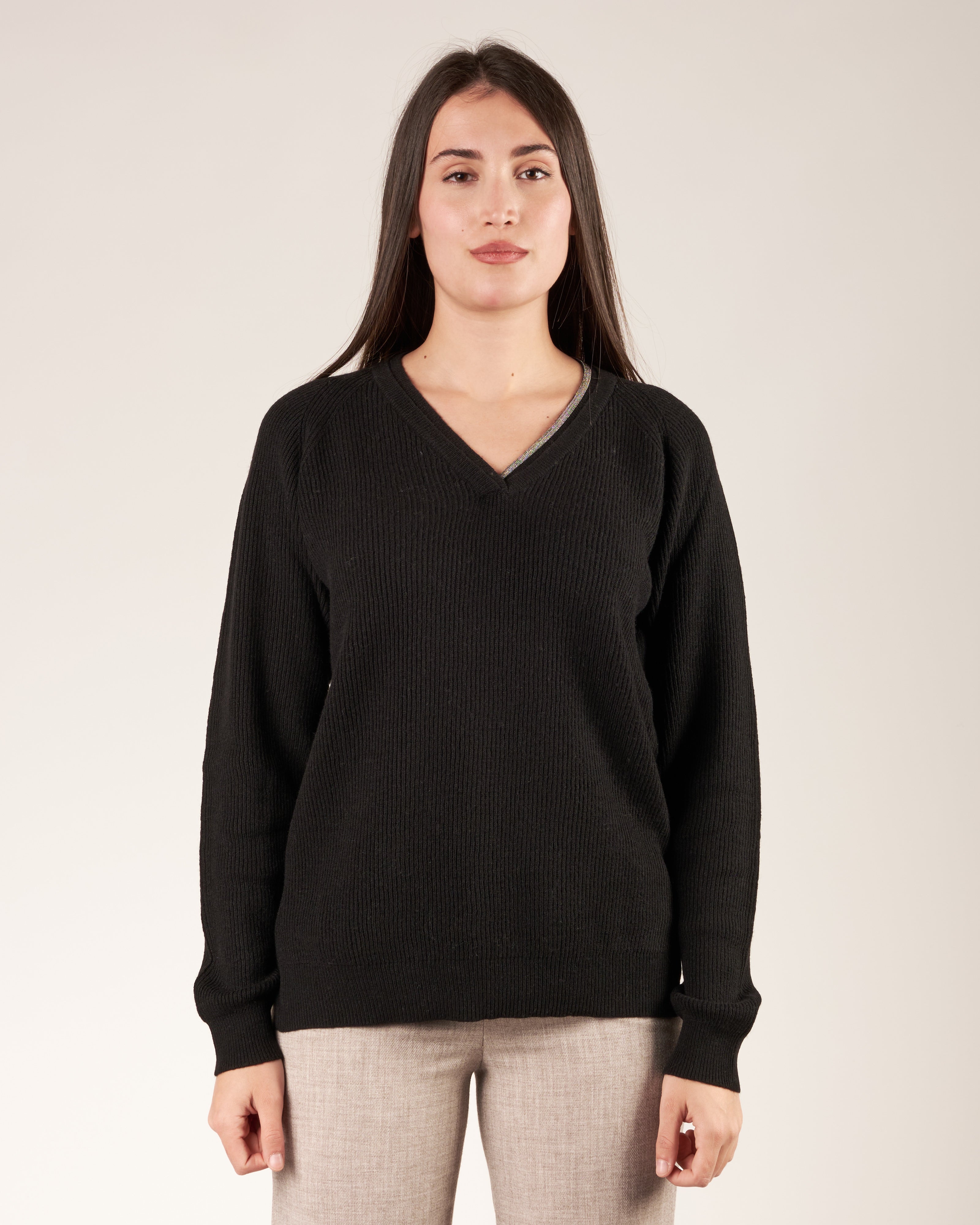 Pullover con scollo a V e monile