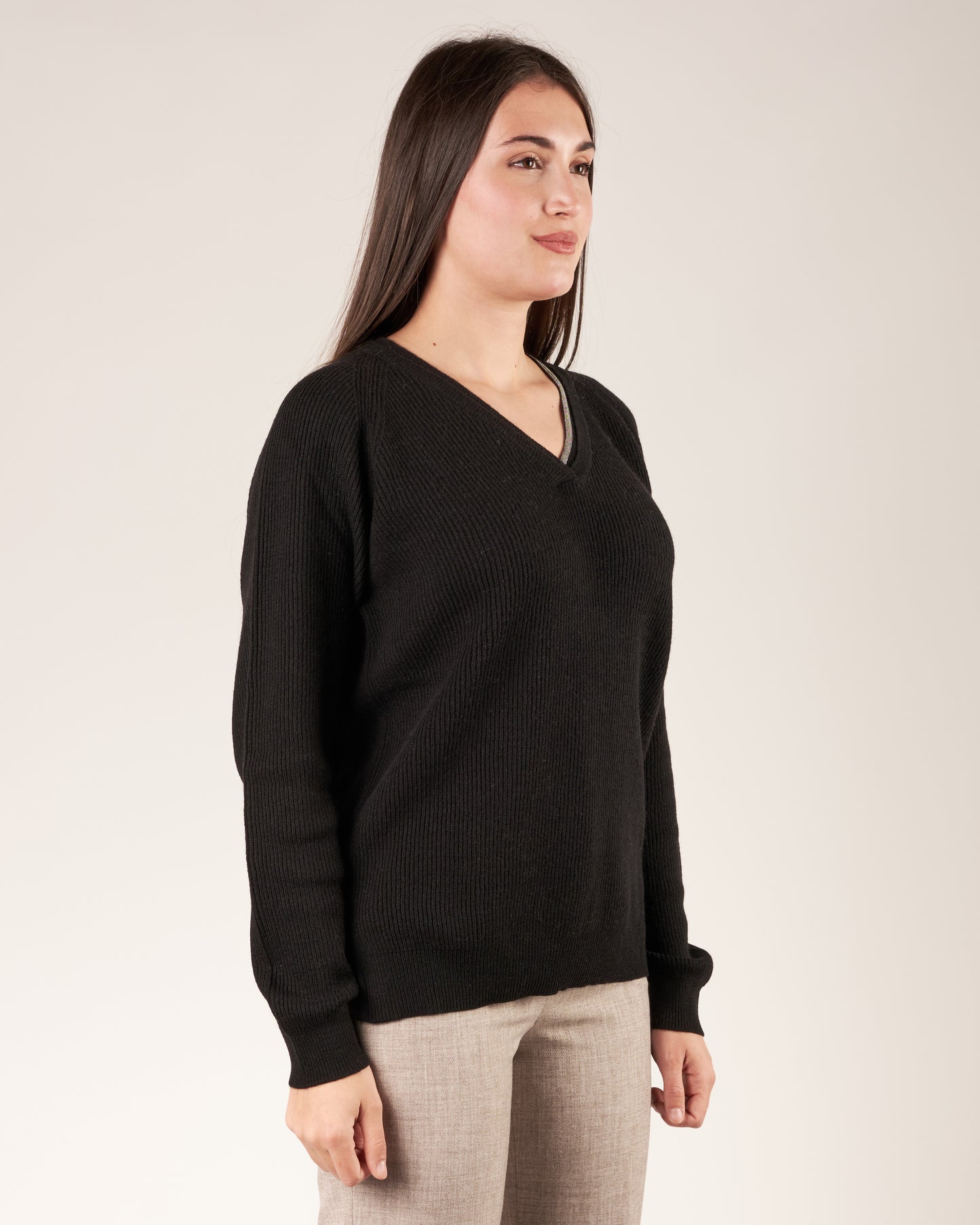Pullover con scollo a V e monile