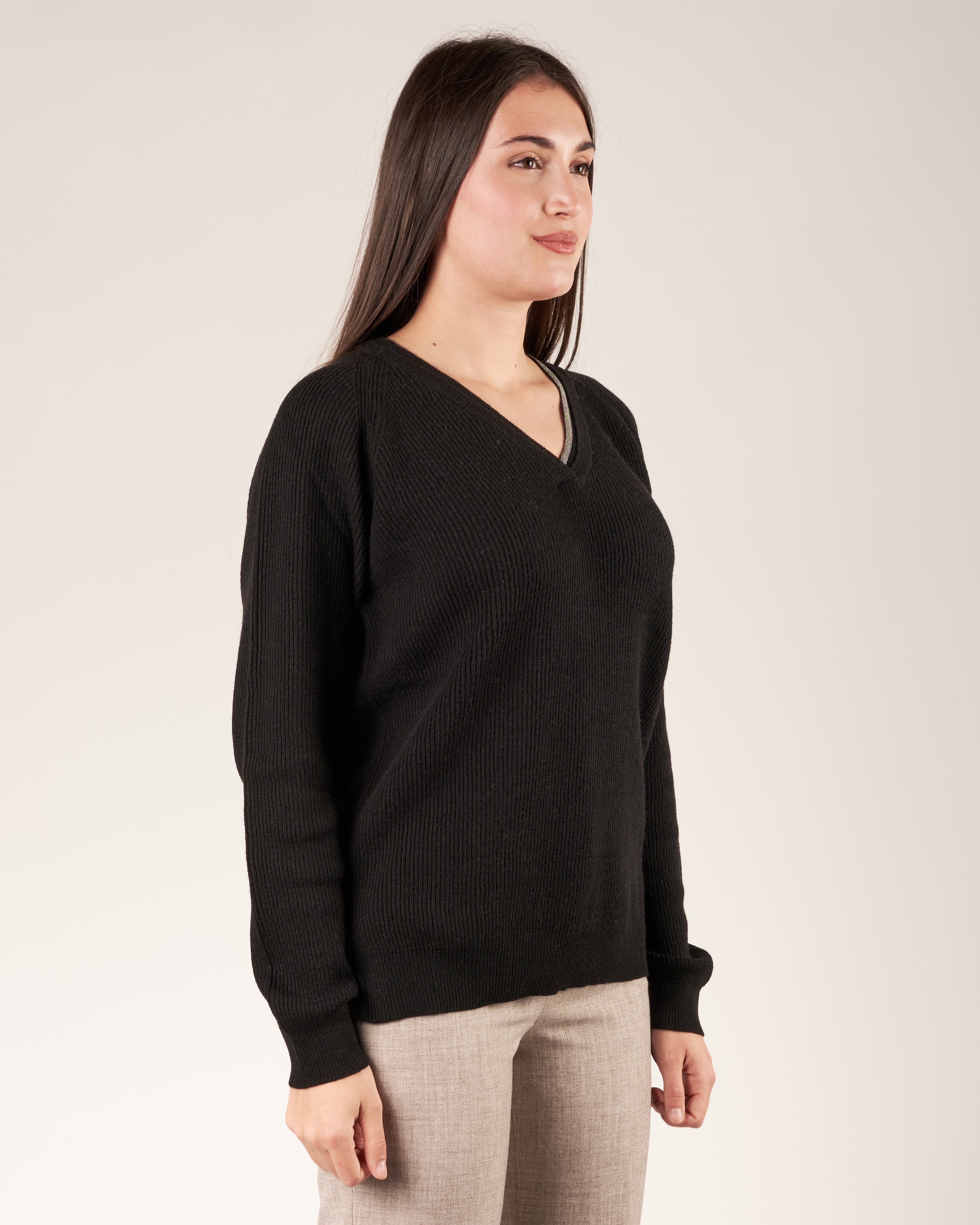 Pullover con scollo a V e monile