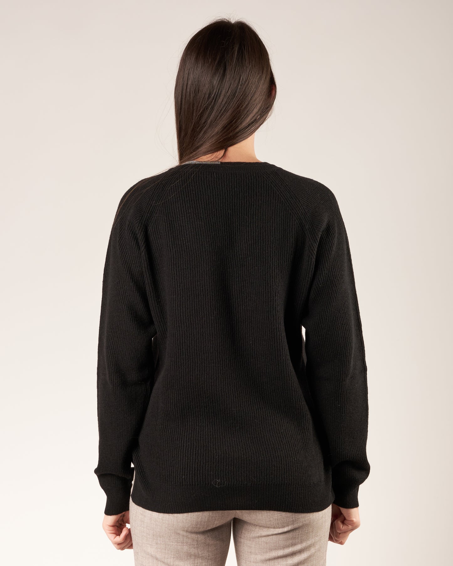 Pullover con scollo a V e monile