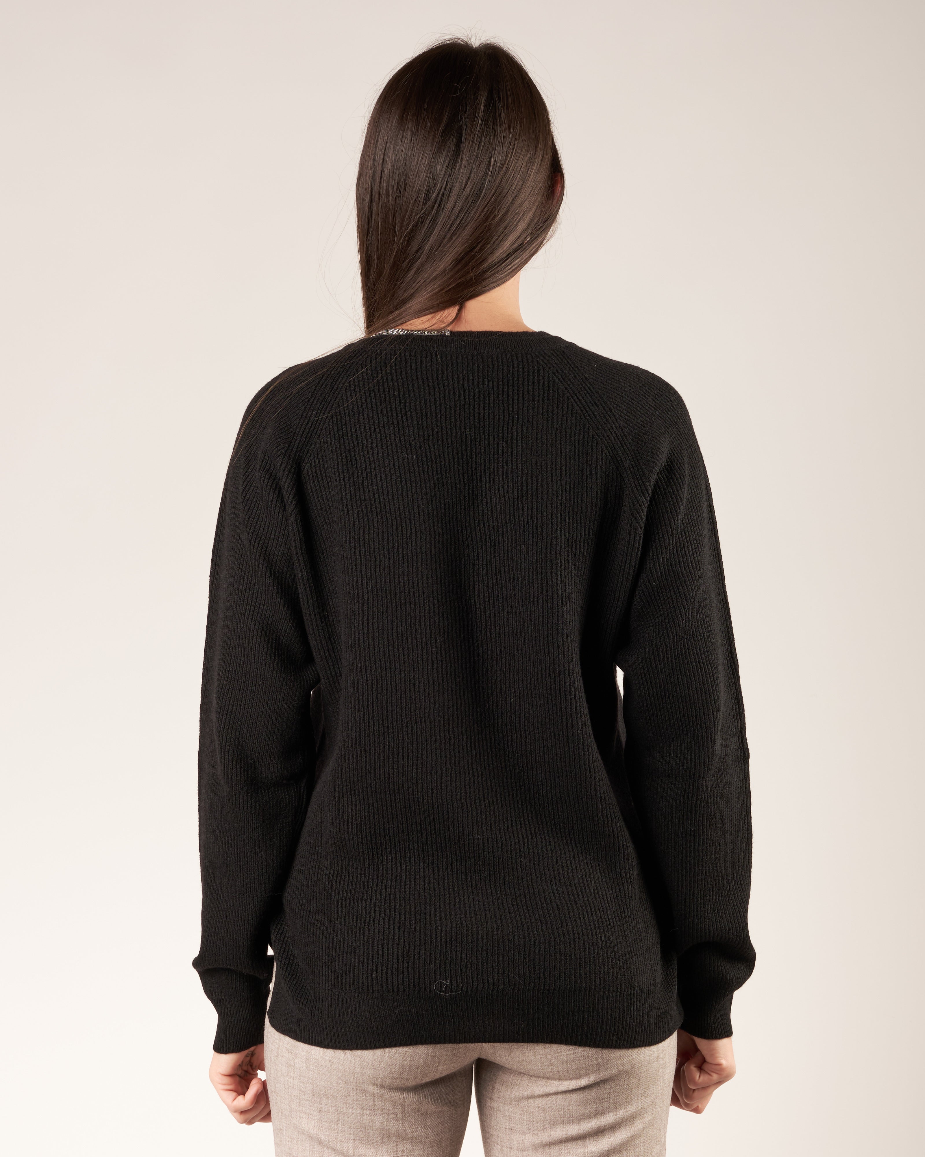 Pullover con scollo a V e monile