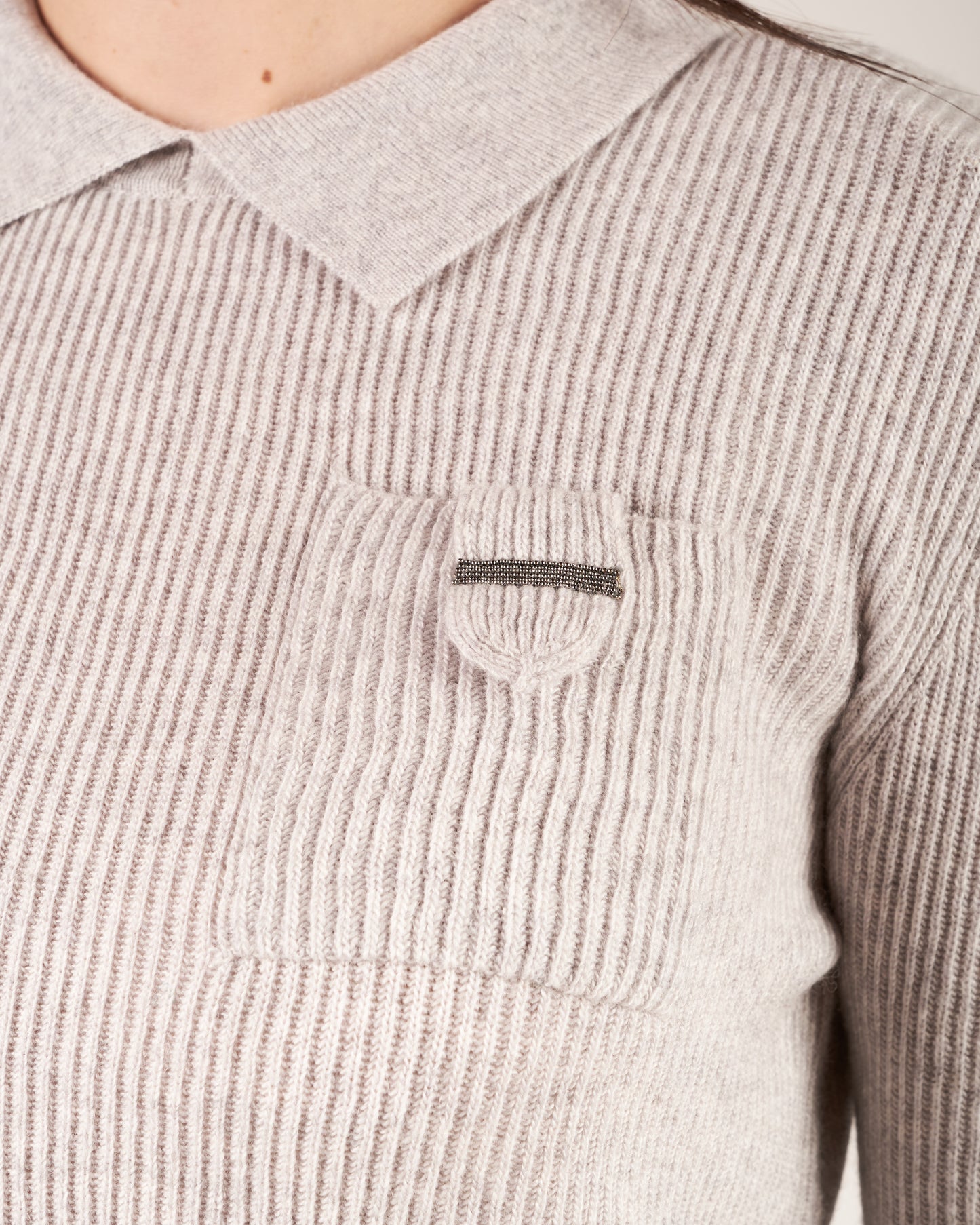 Pullover con collo a polo e monile