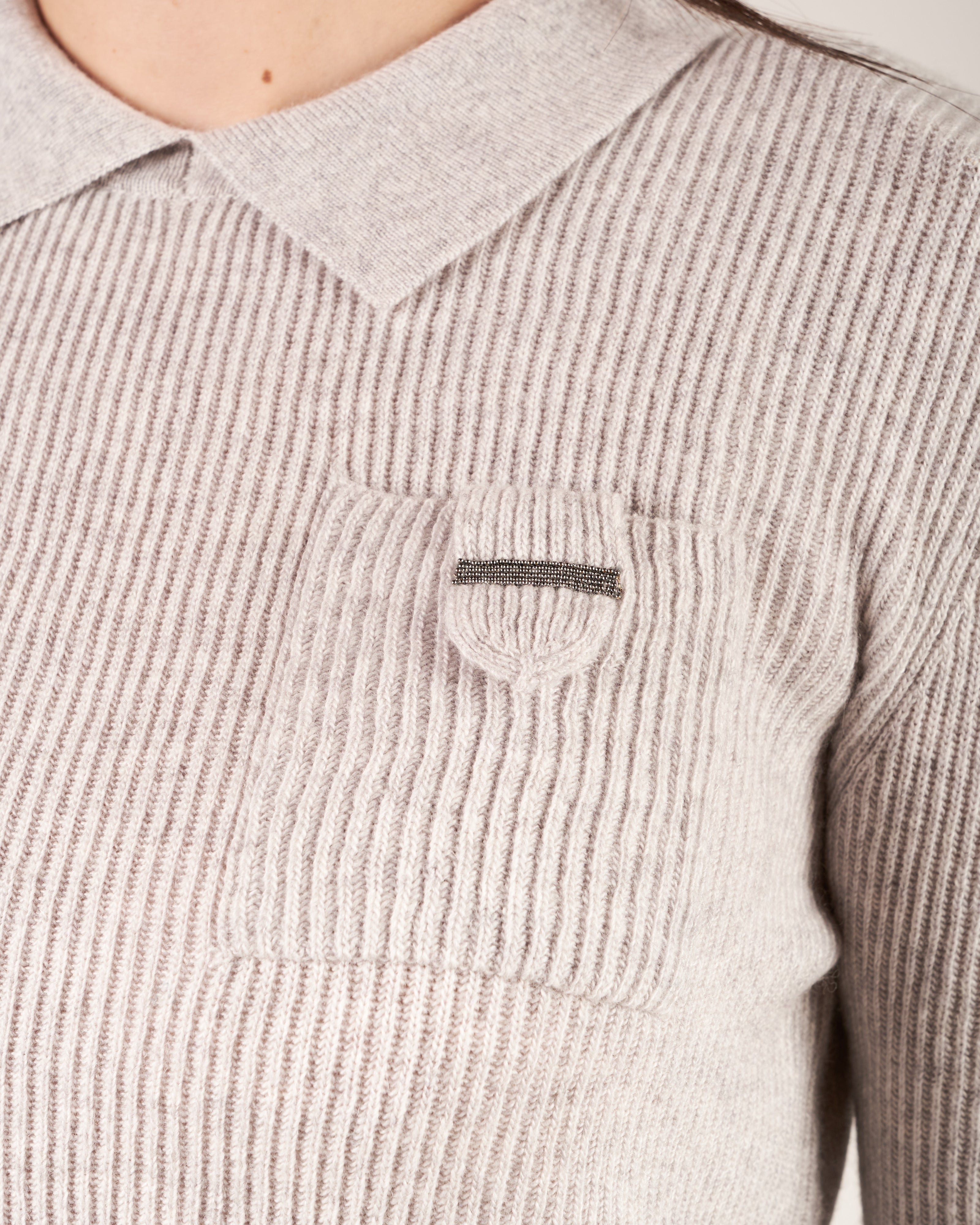 Pullover con collo a polo e monile