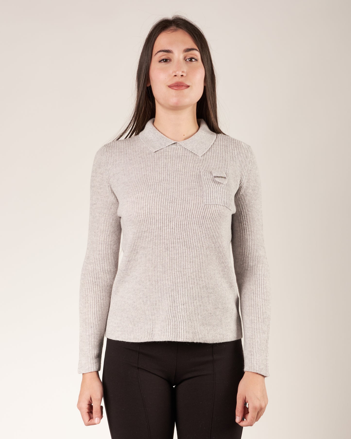 Pullover con collo a polo e monile