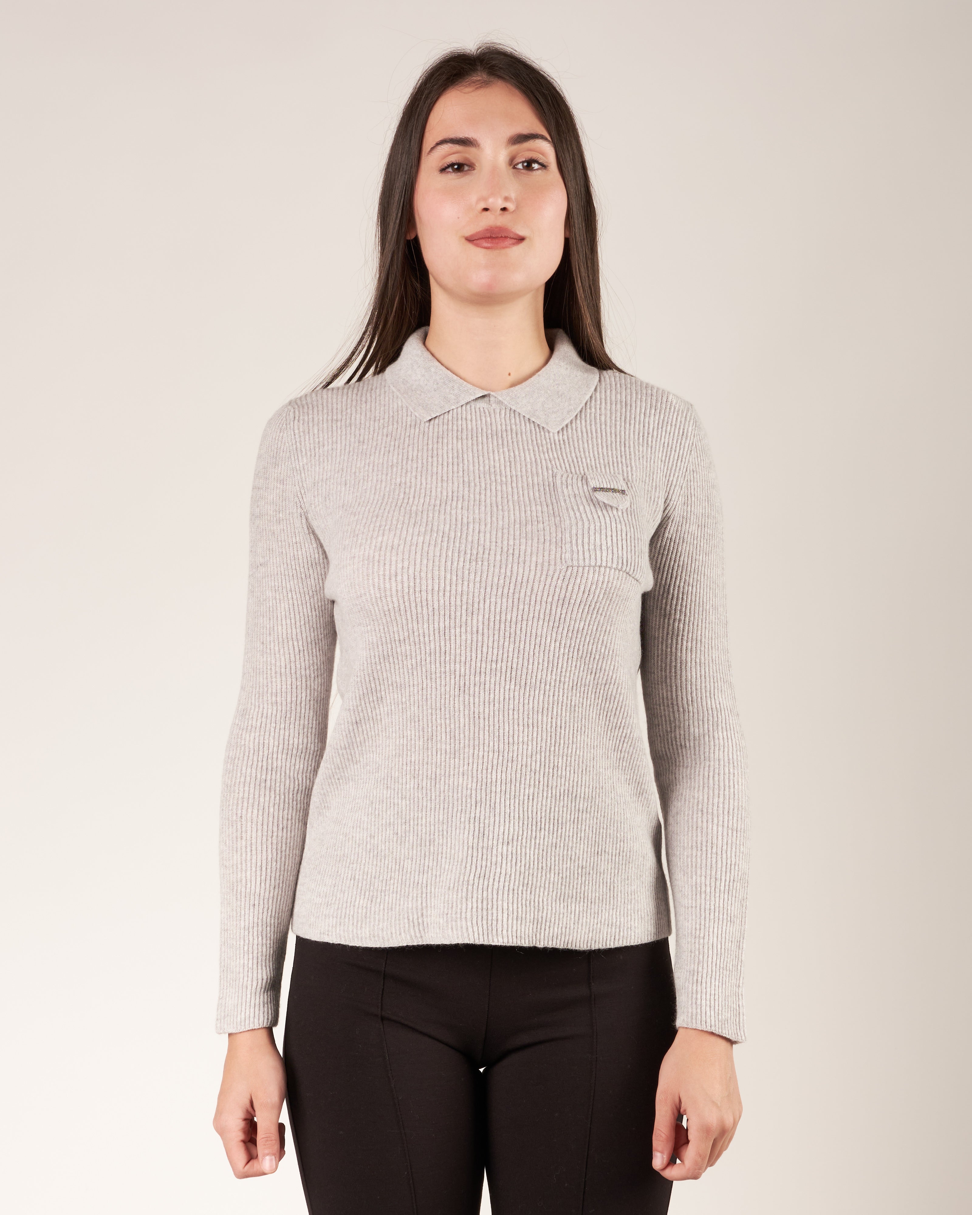 Pullover con collo a polo e monile