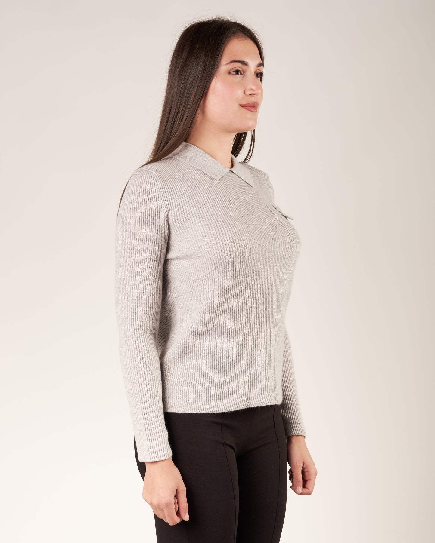 Pullover con collo a polo e monile