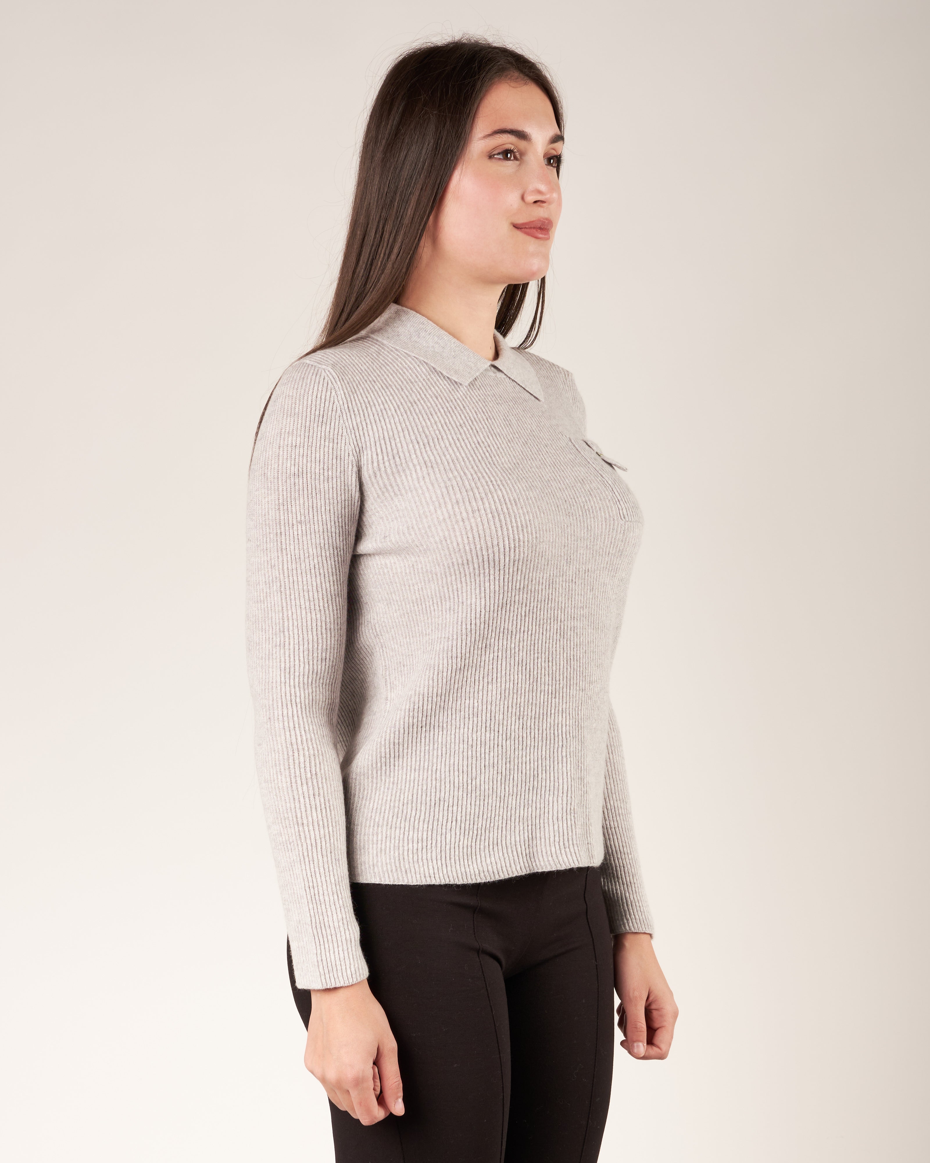 Pullover con collo a polo e monile