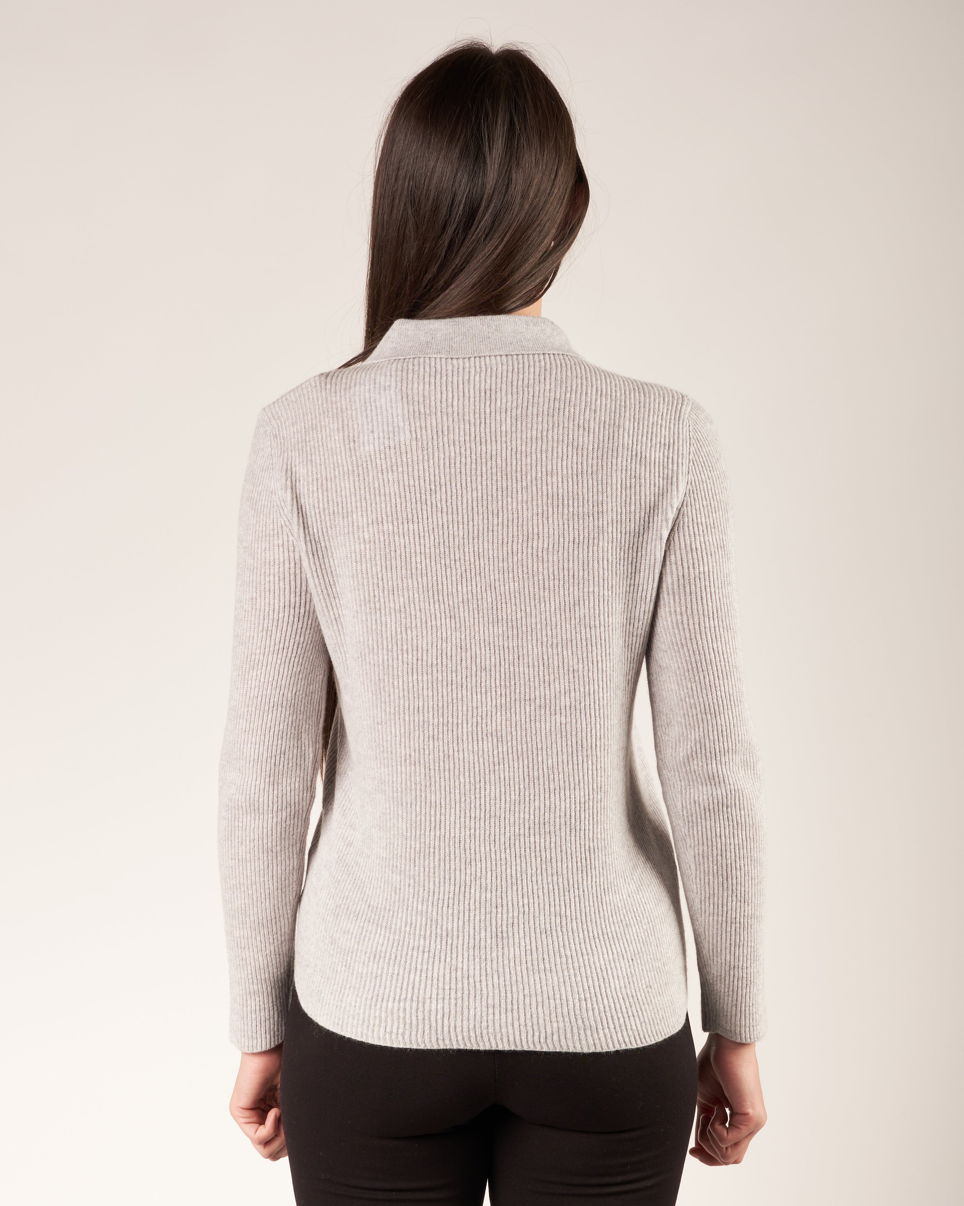 Pullover con collo a polo e monile