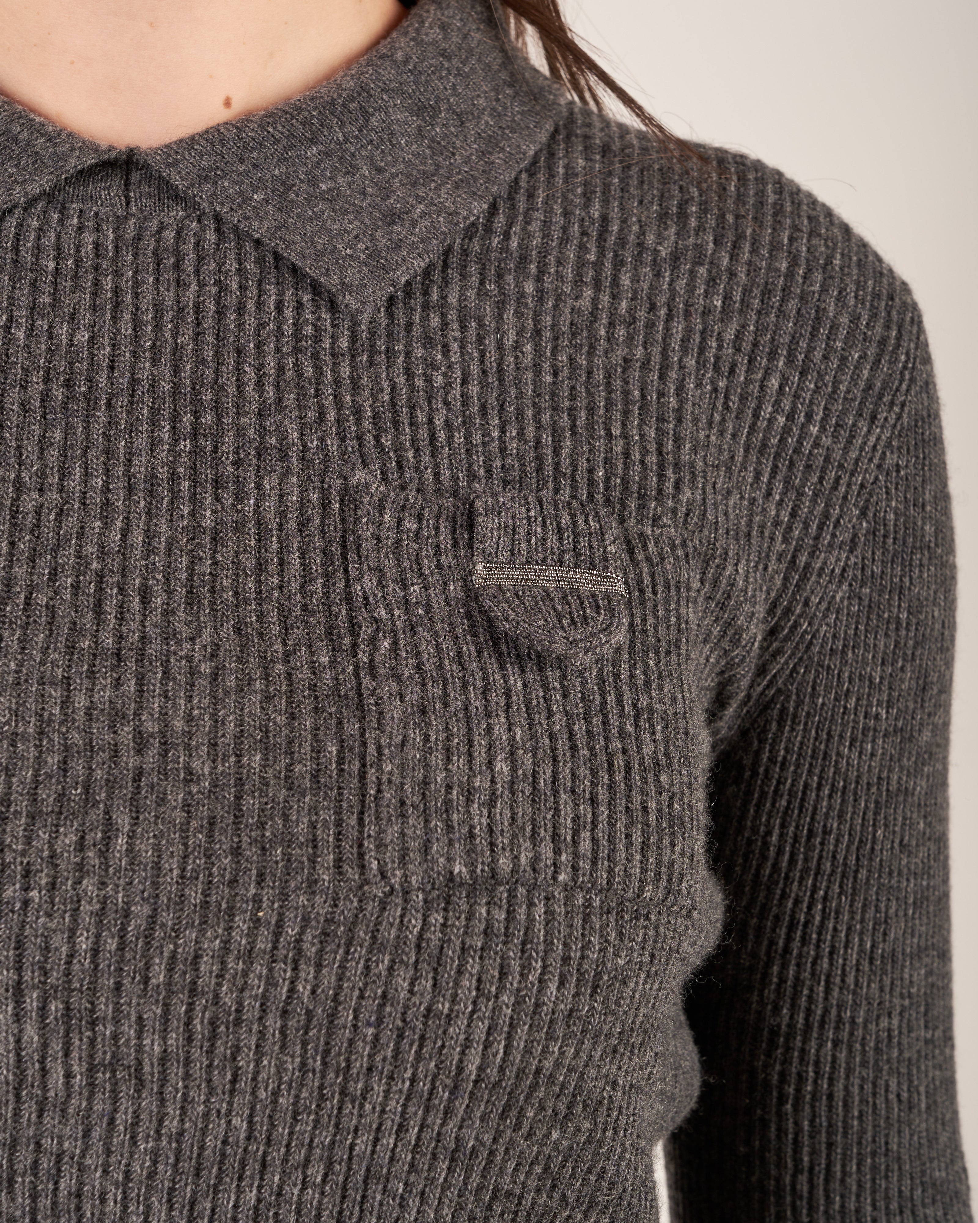 Pullover con collo a polo e monile