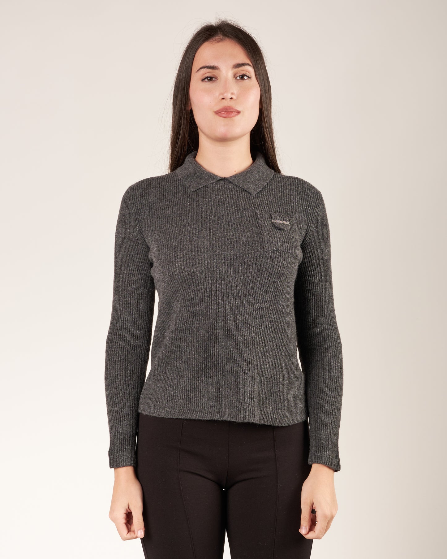 Pullover con collo a polo e monile