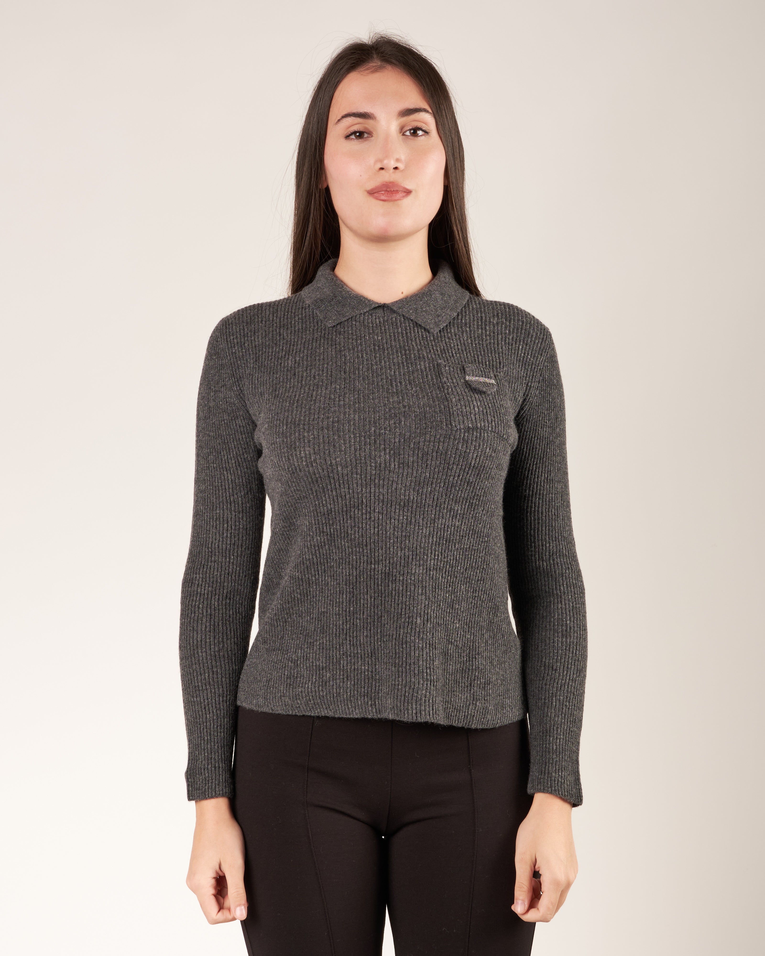 Pullover con collo a polo e monile