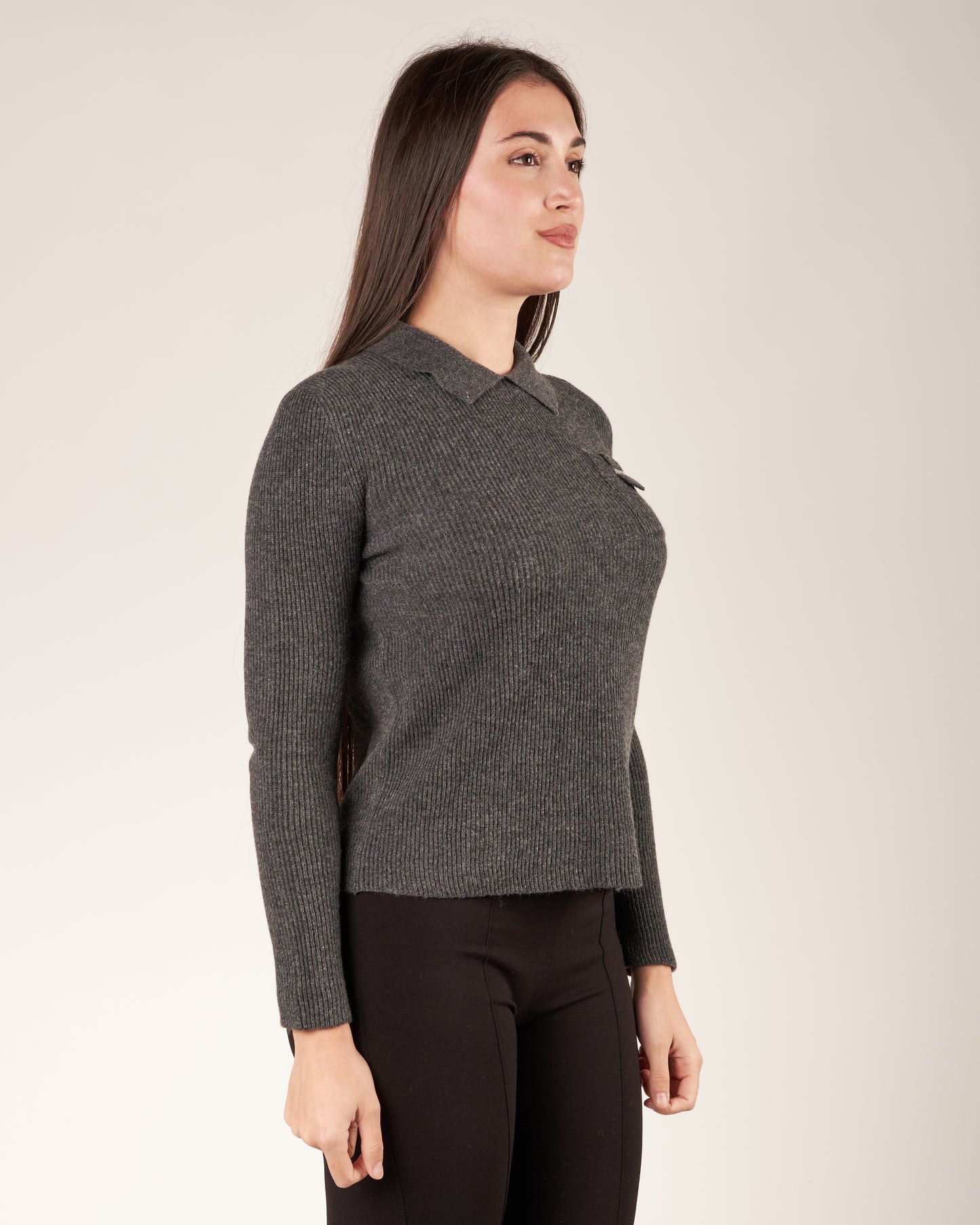 Pullover con collo a polo e monile