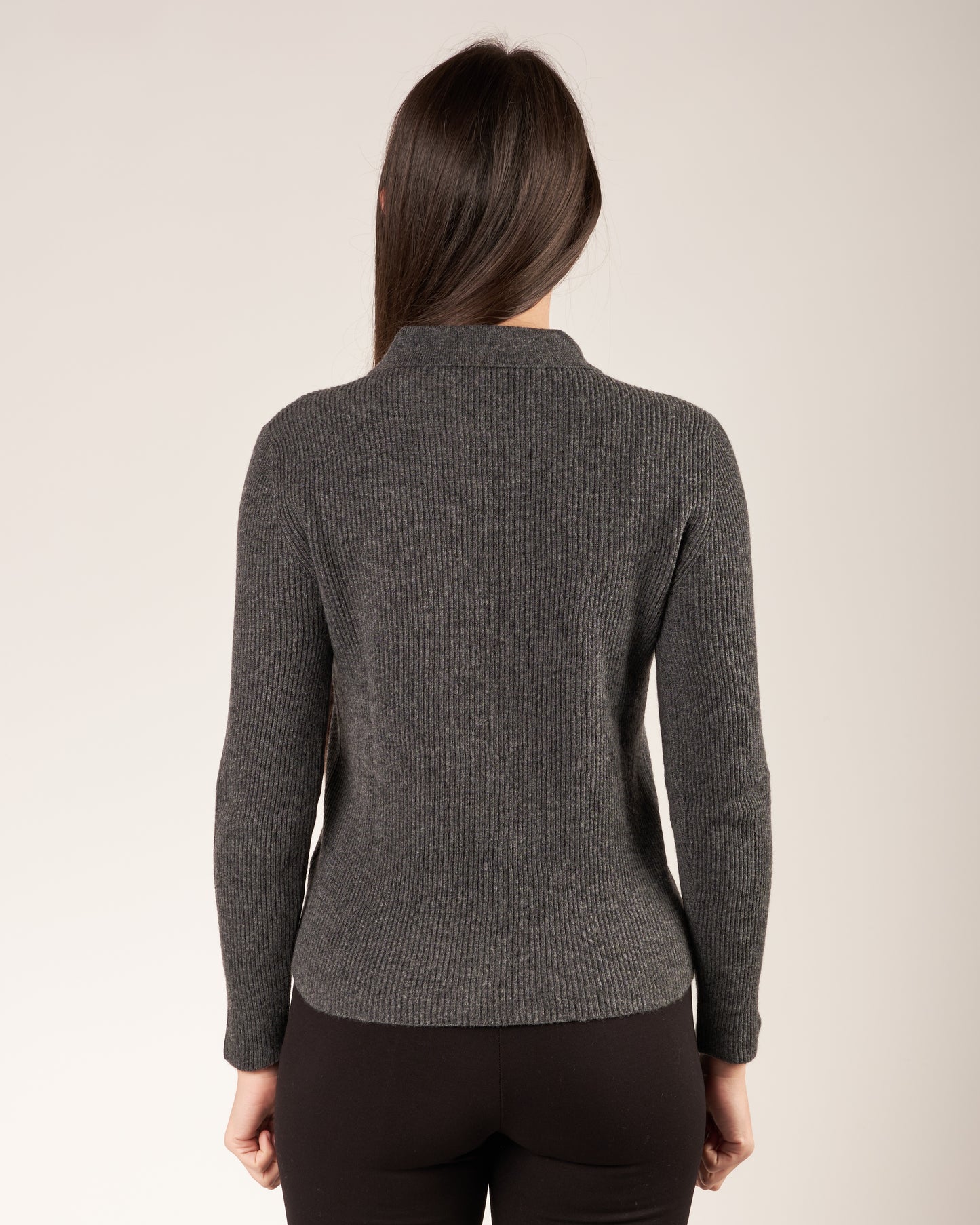 Pullover con collo a polo e monile