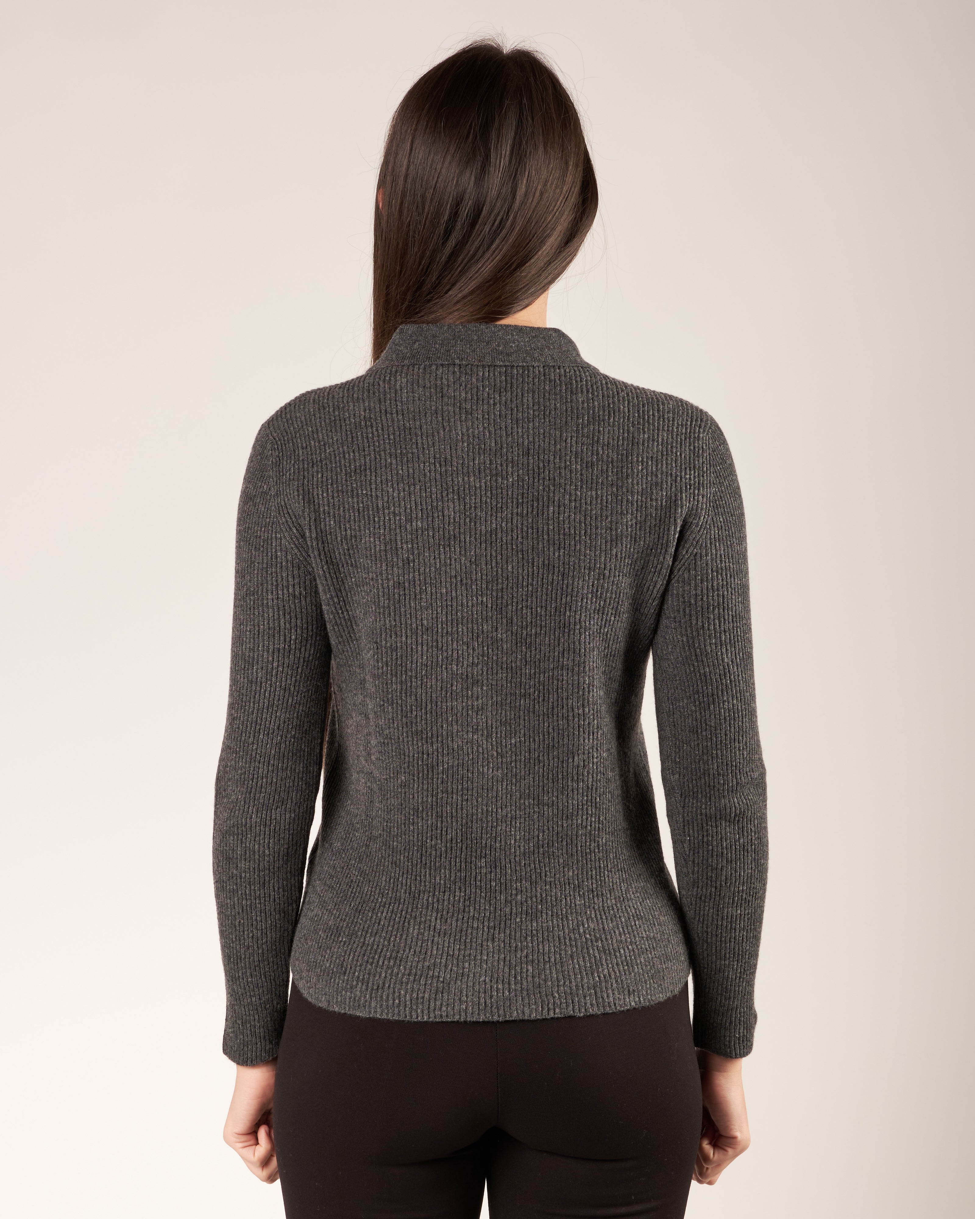 Pullover con collo a polo e monile