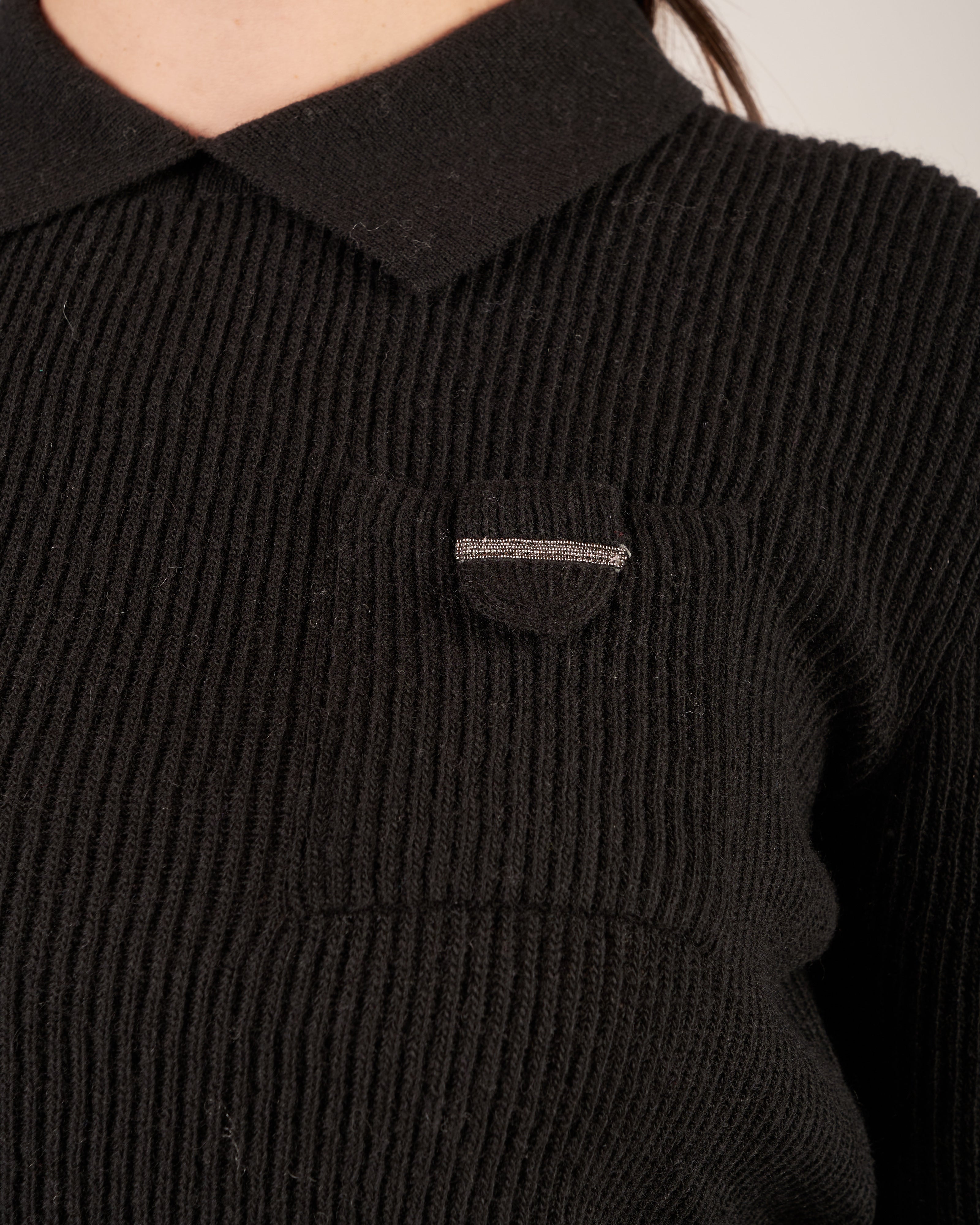 Pullover con collo a polo e monile