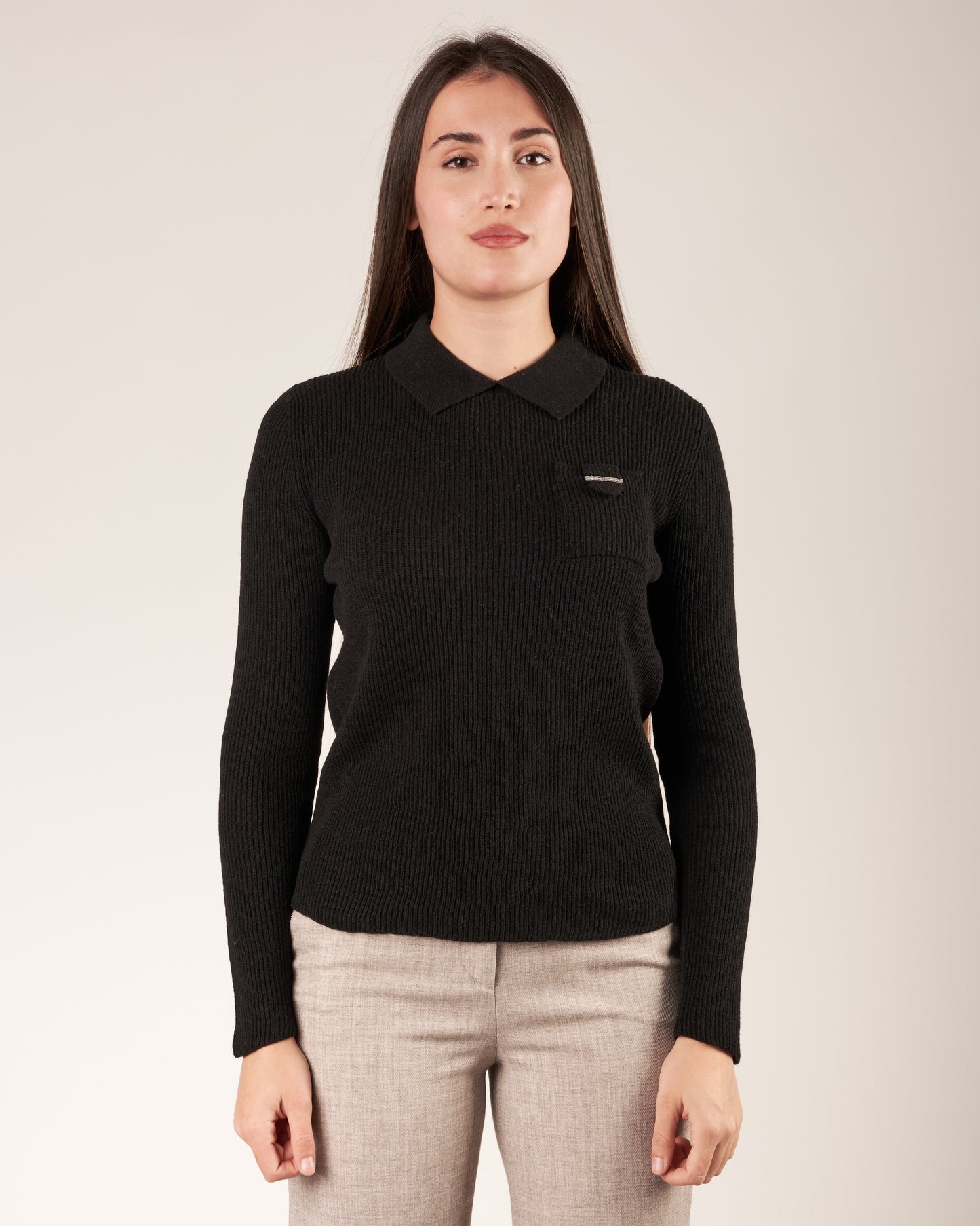 Pullover con collo a polo e monile