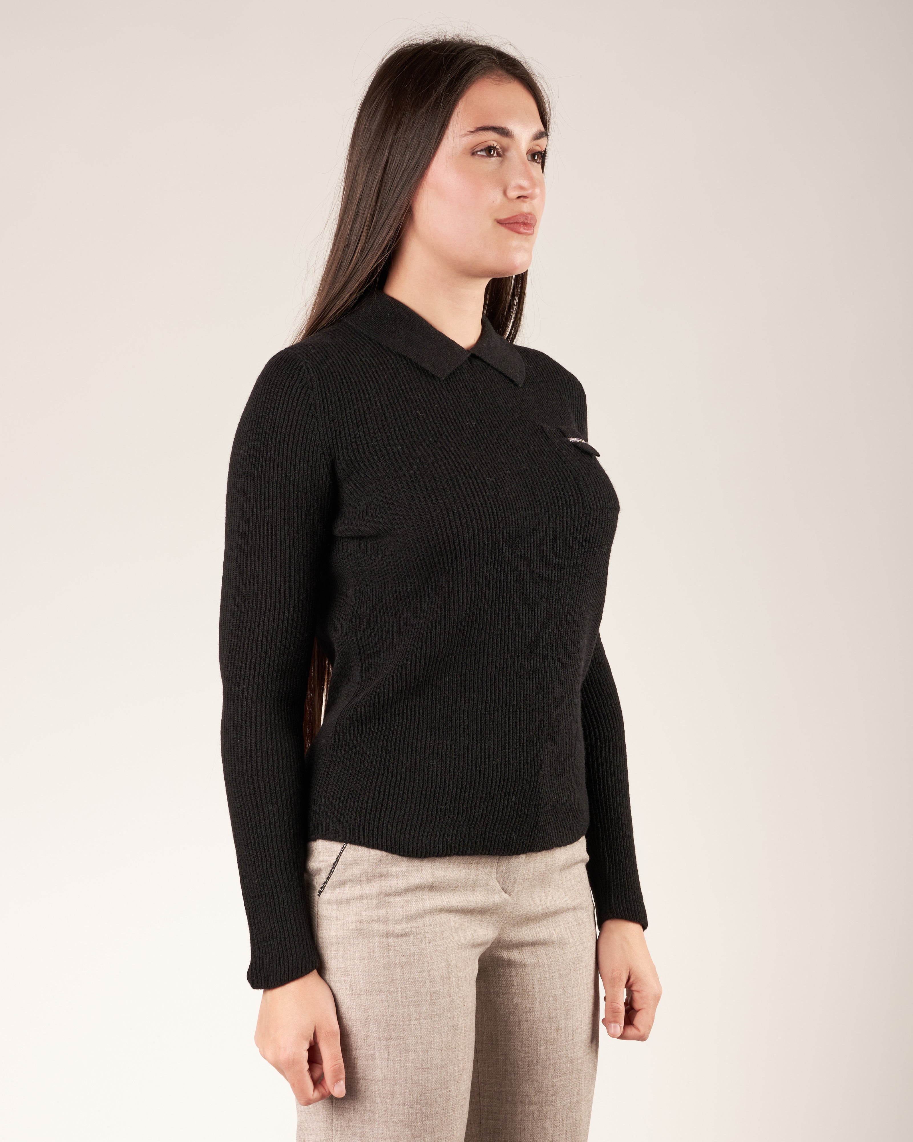 Pullover con collo a polo e monile