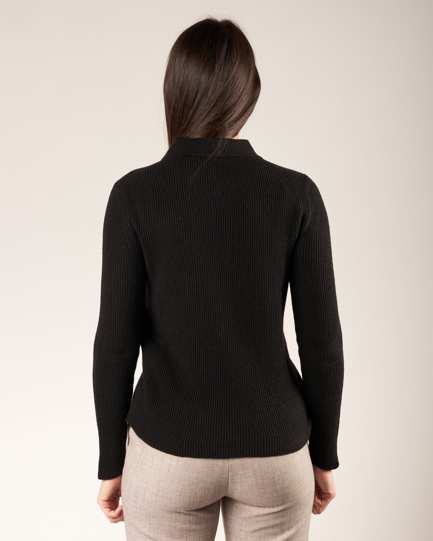 Pullover con collo a polo e monile