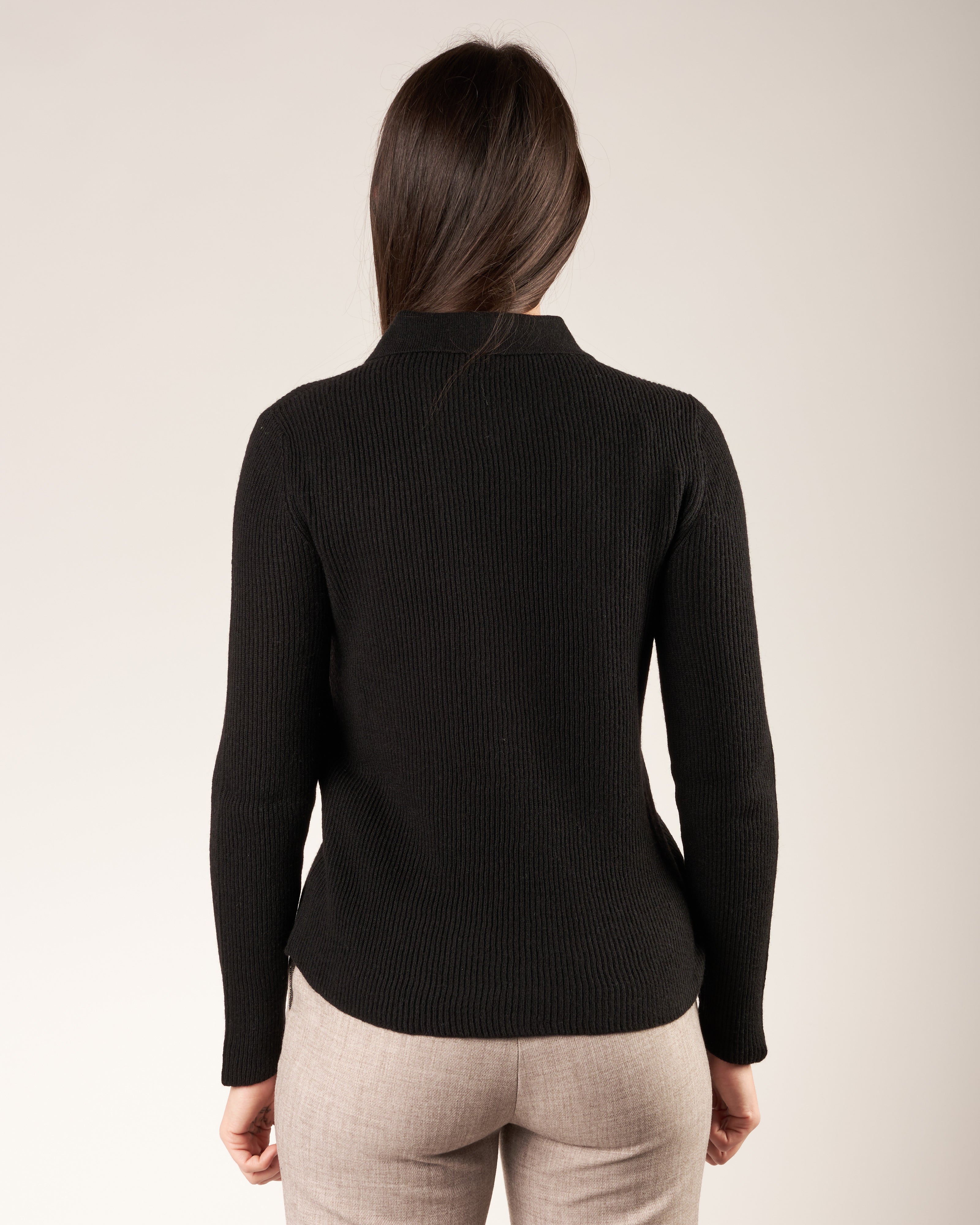 Pullover con collo a polo e monile