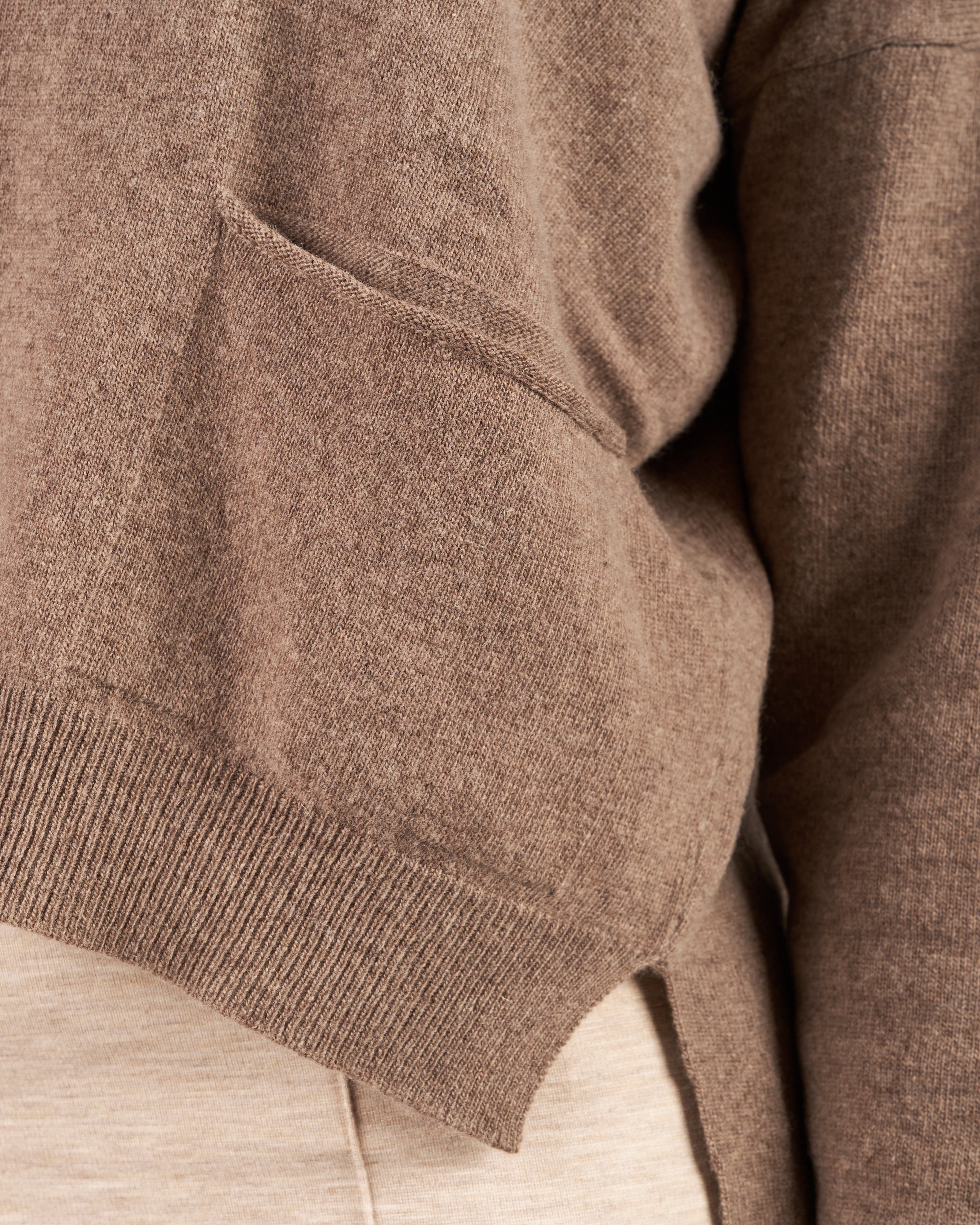 Pullover a girocollo con monile