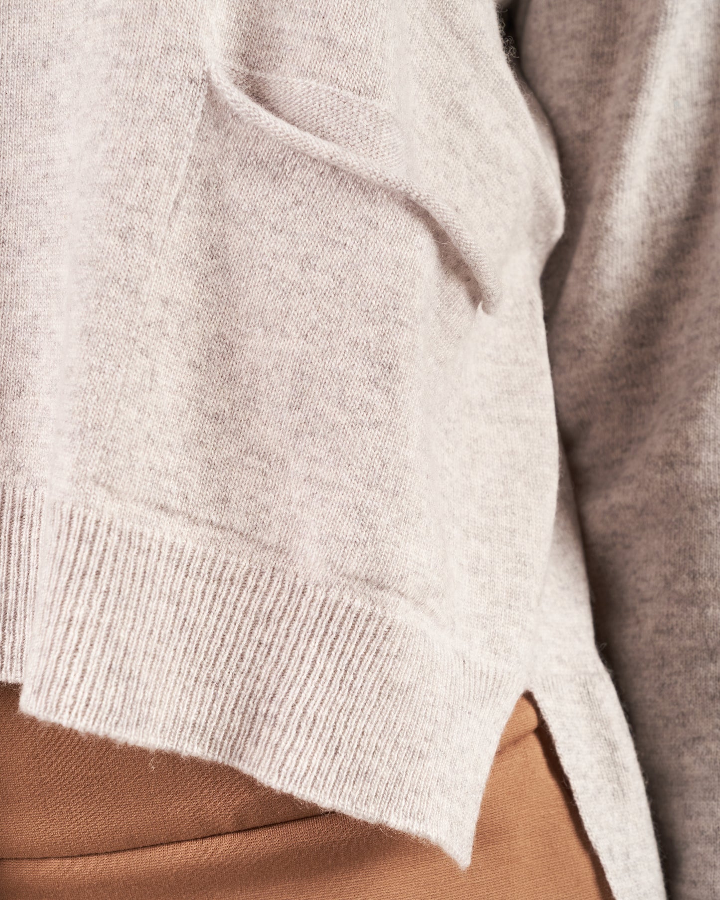 Pullover a girocollo con monile