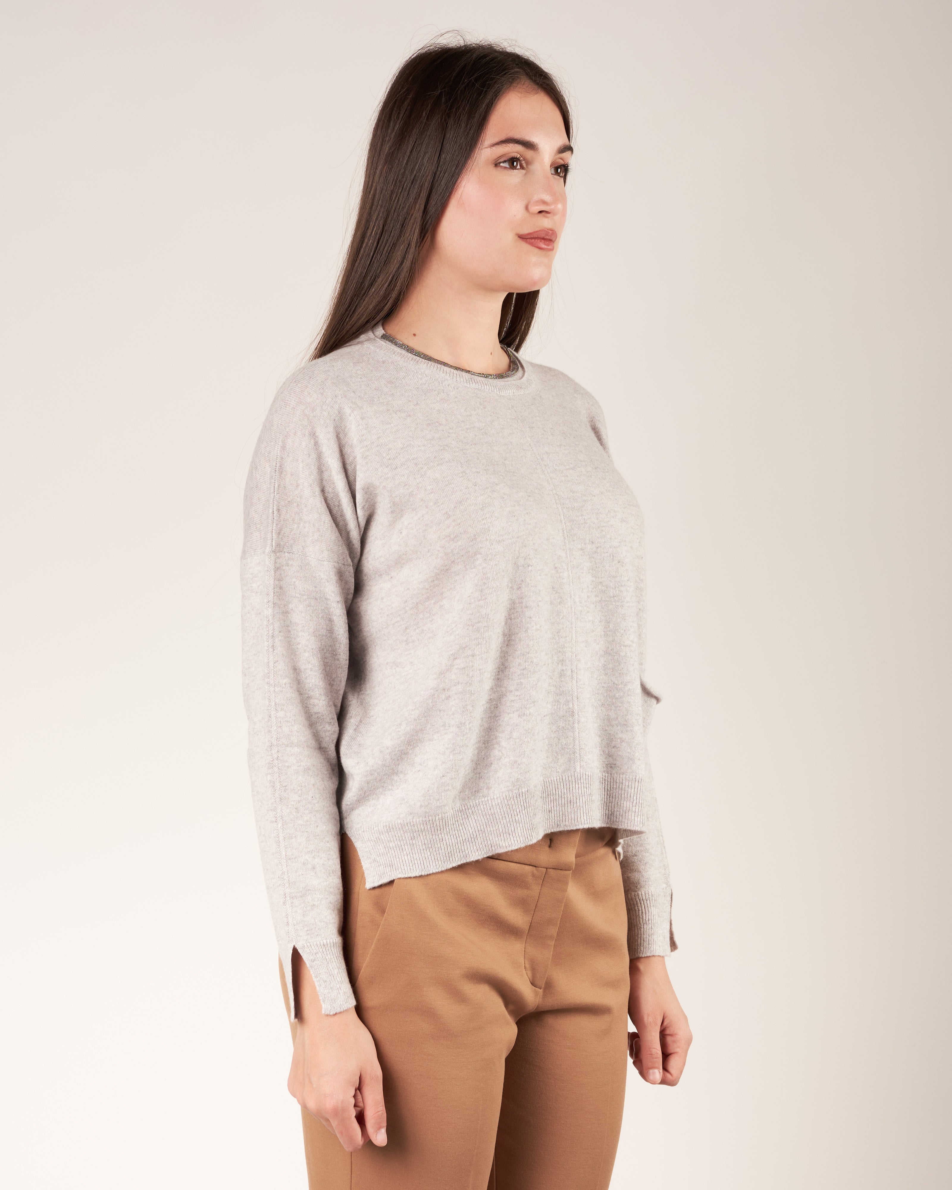 Pullover a girocollo con monile