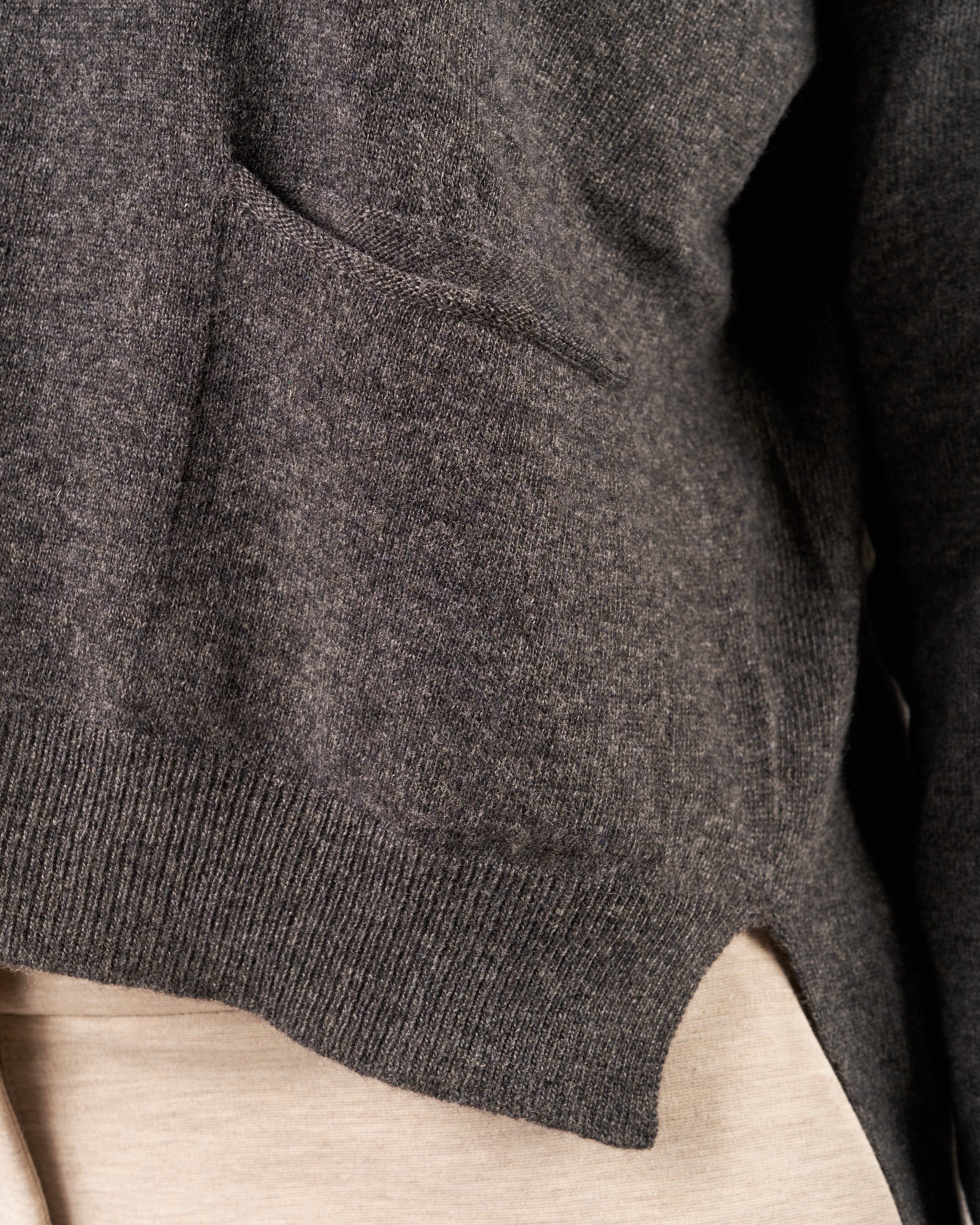 Pullover a girocollo con monile