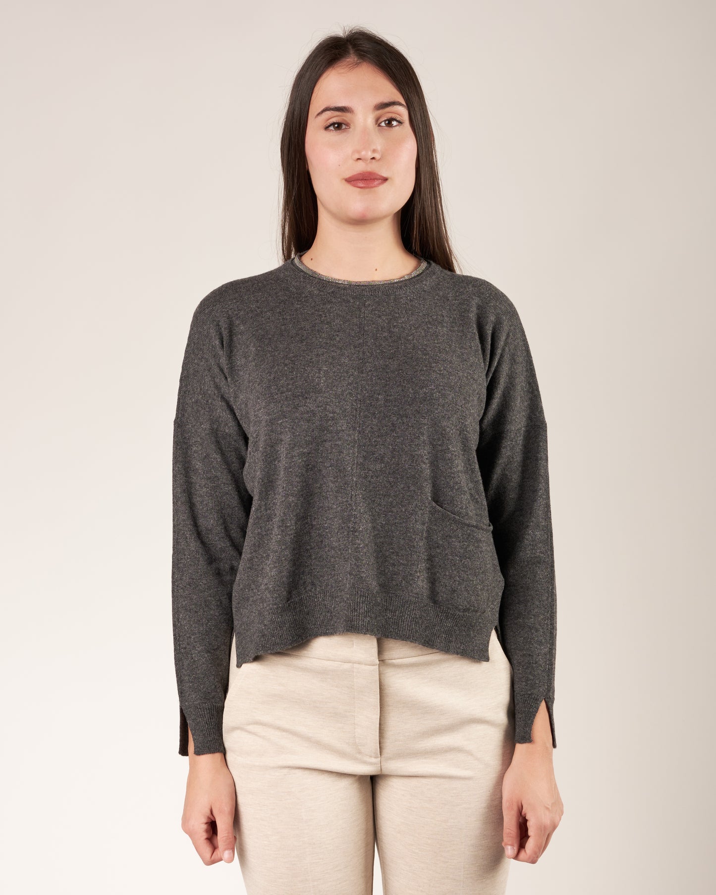 Pullover a girocollo con monile