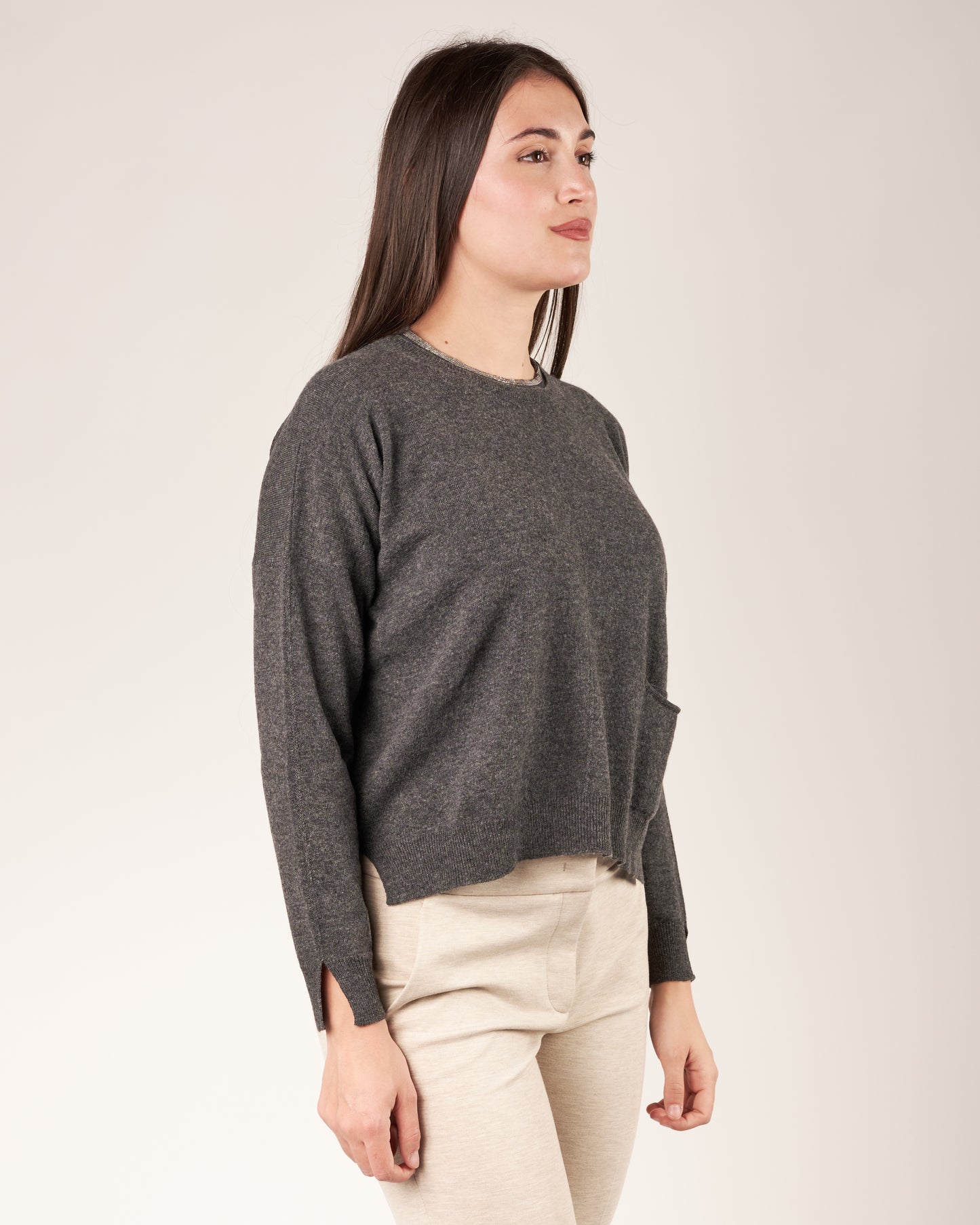 Pullover a girocollo con monile