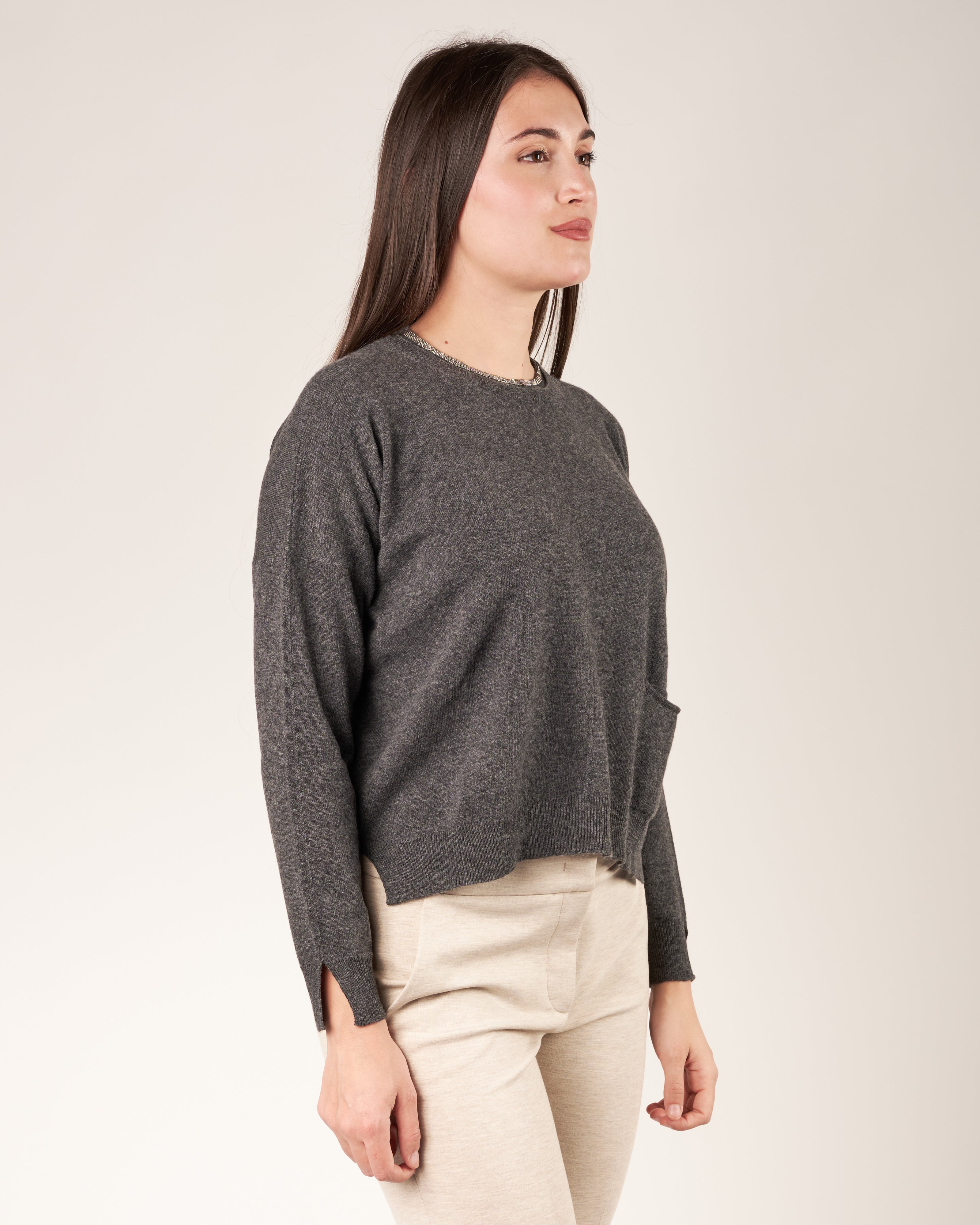 Pullover a girocollo con monile