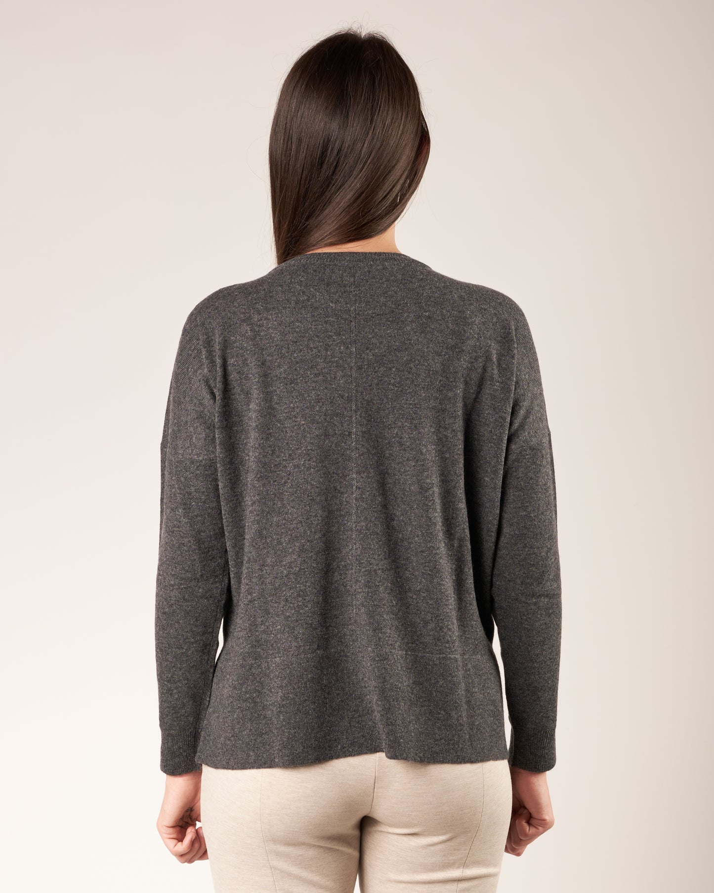 Pullover a girocollo con monile