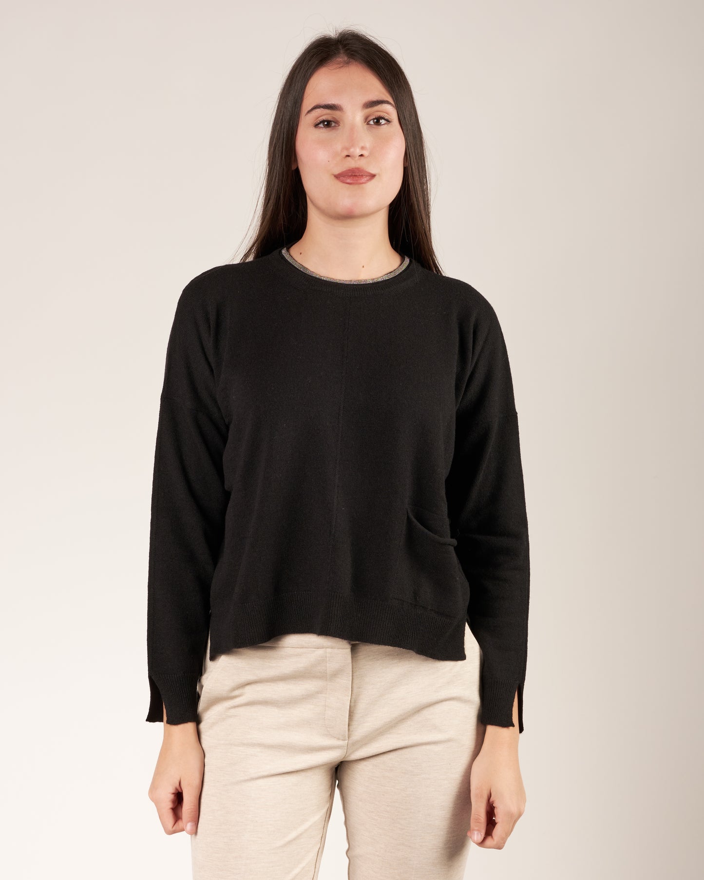 Pullover a girocollo con monile