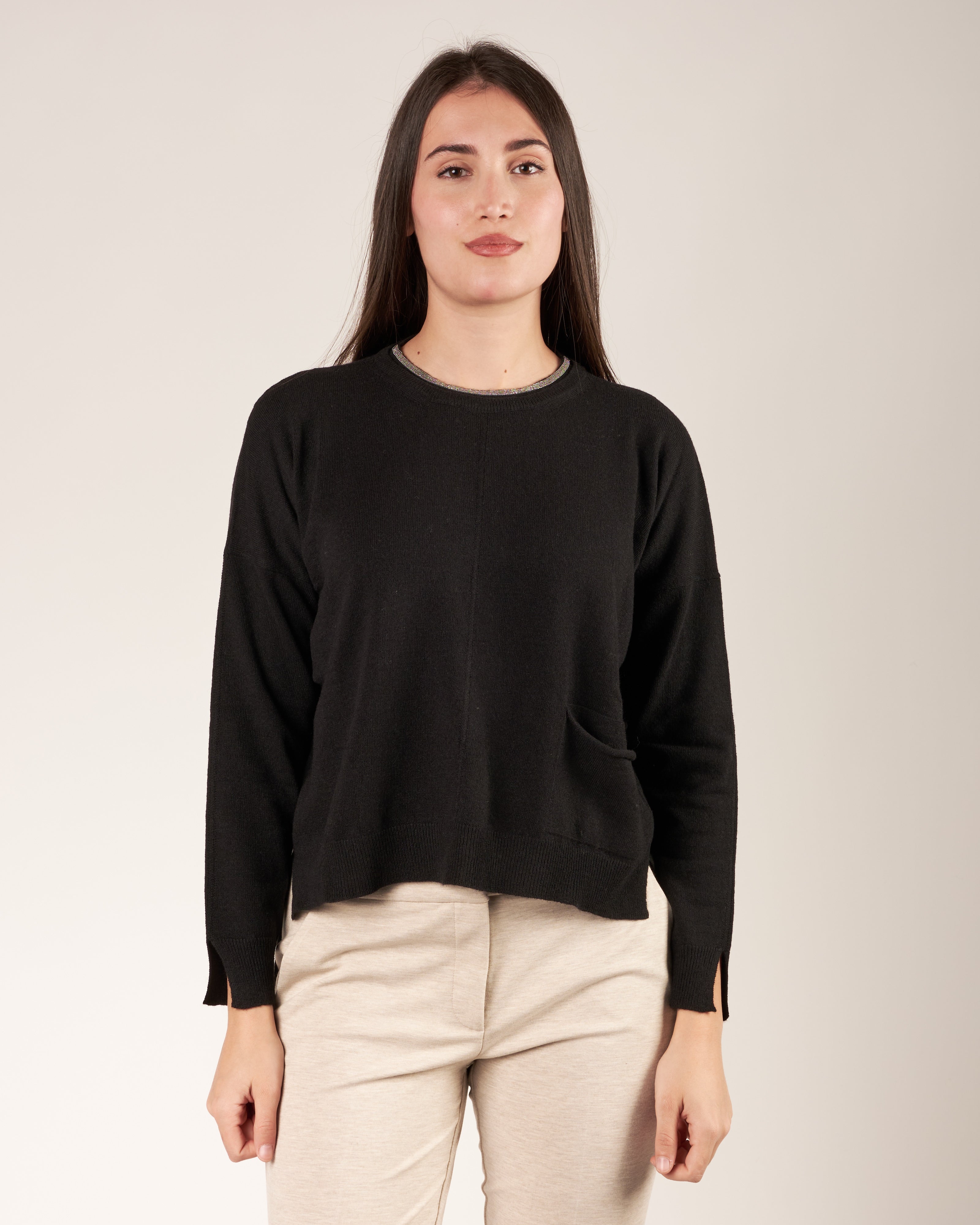 Pullover a girocollo con monile