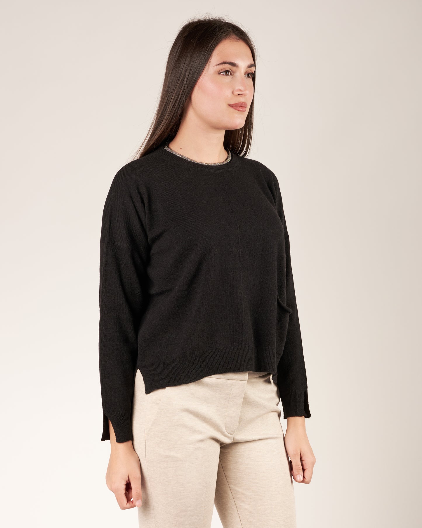 Pullover a girocollo con monile