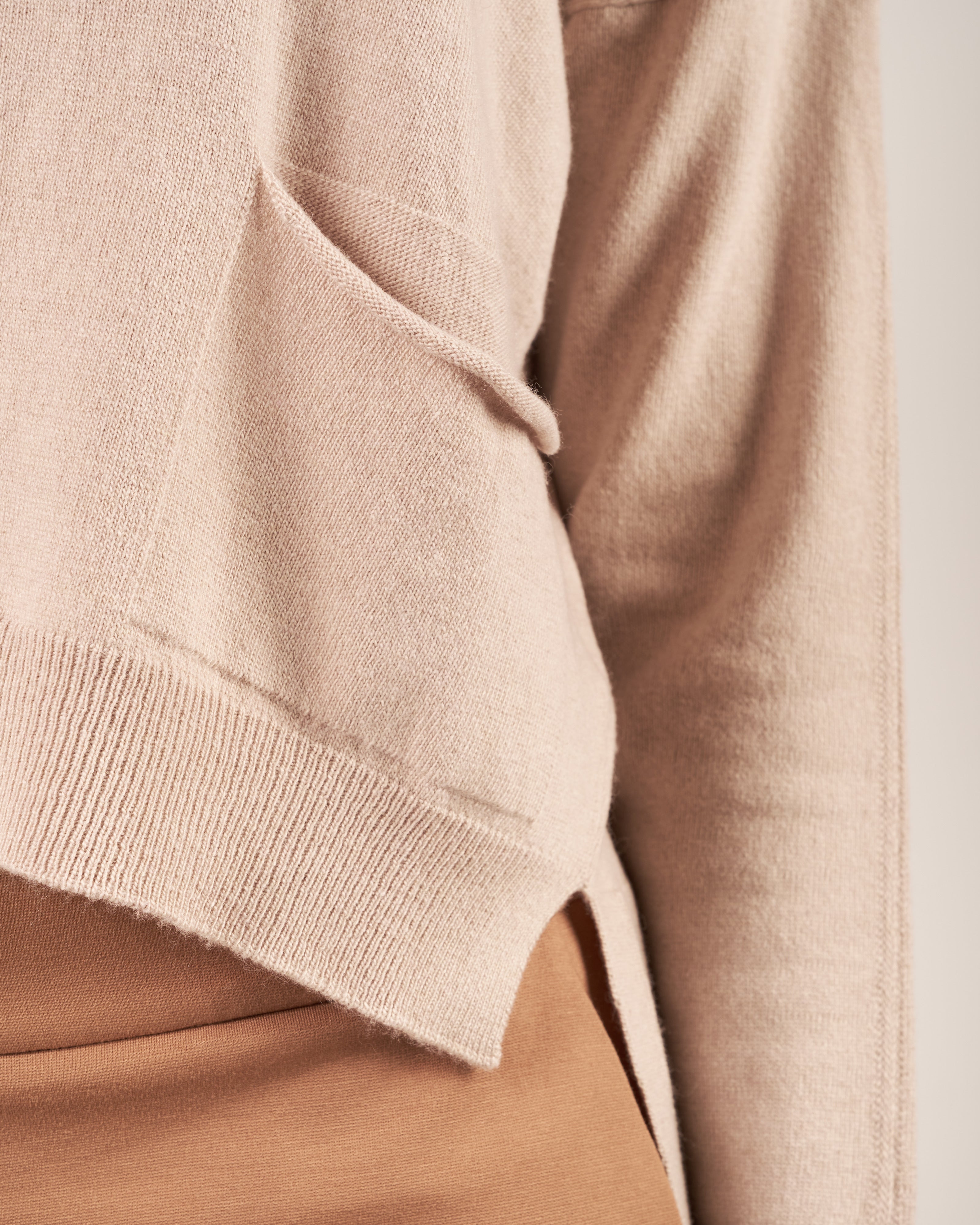 Pullover a girocollo con monile