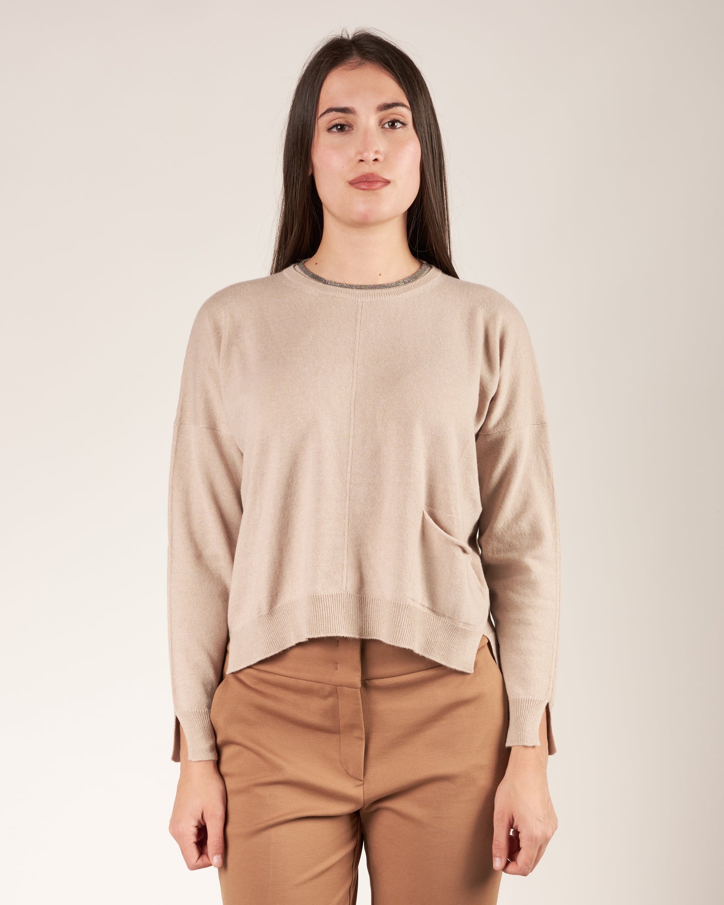 Pullover a girocollo con monile