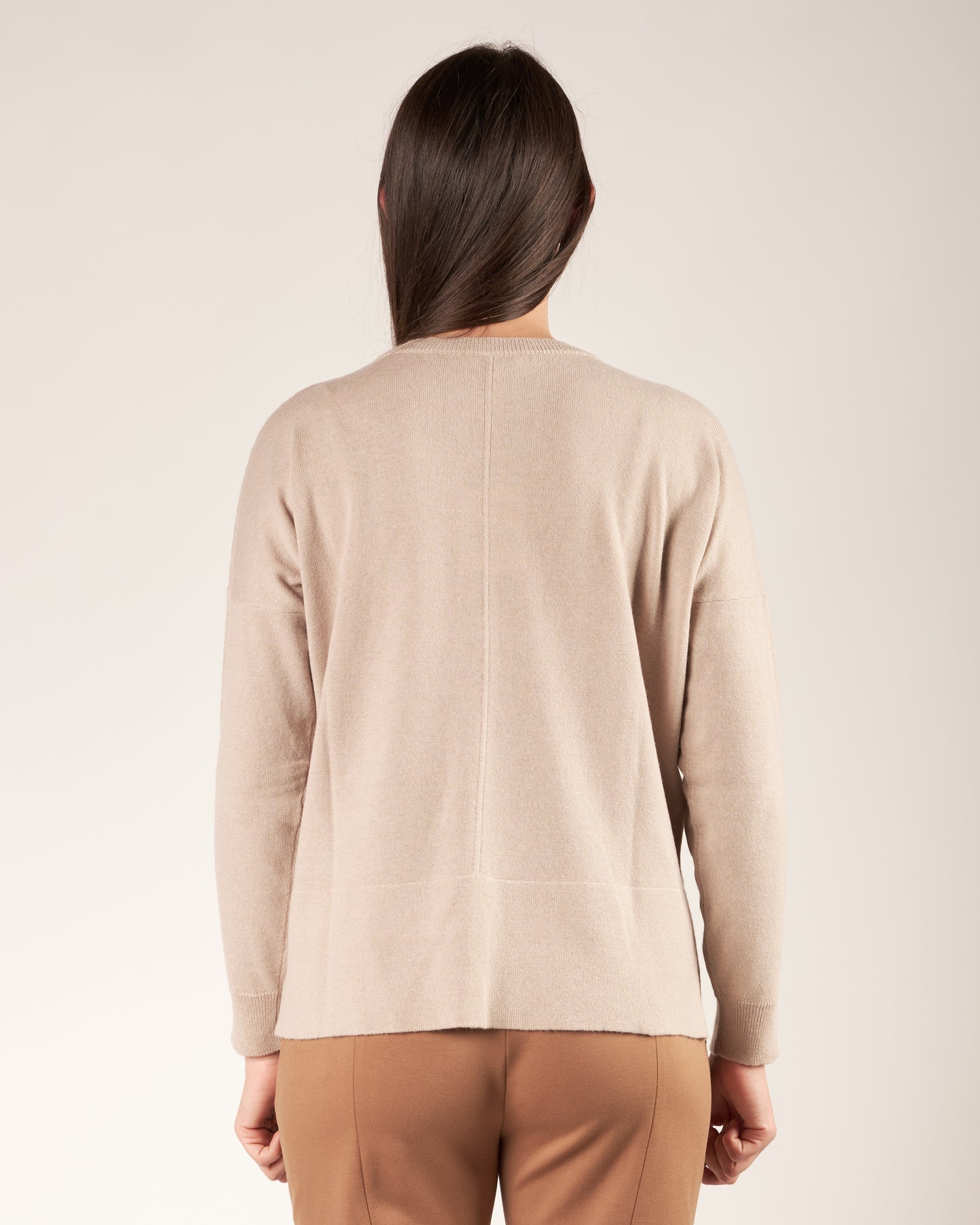 Pullover a girocollo con monile