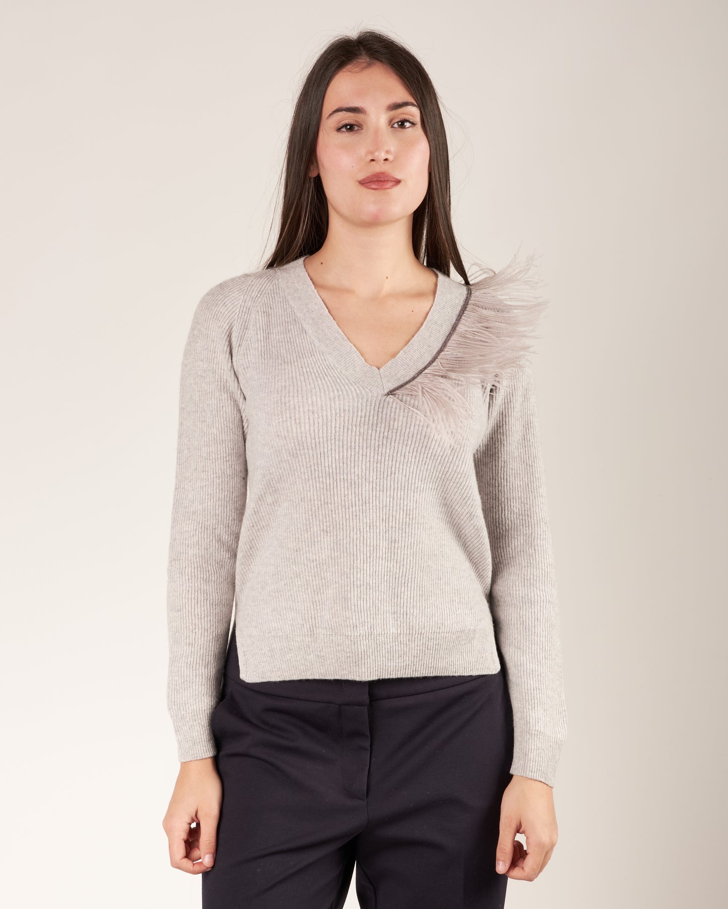 Pullover con piume e monile