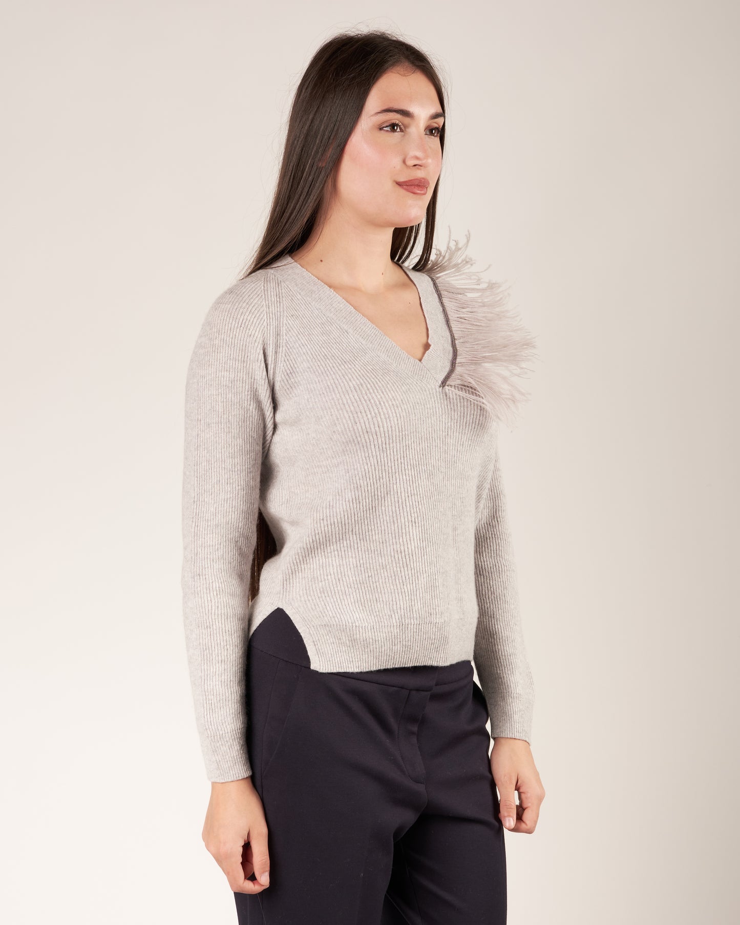 Pullover con piume e monile