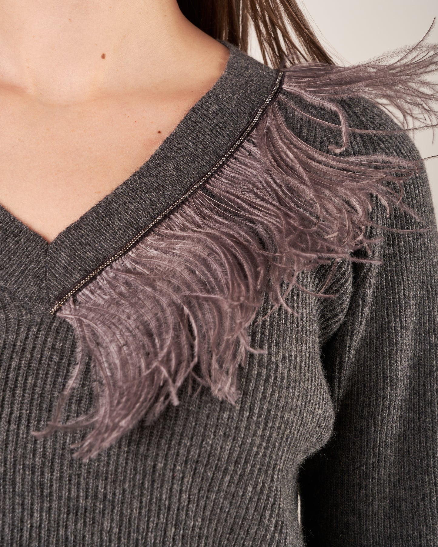 Pullover con piume e monile