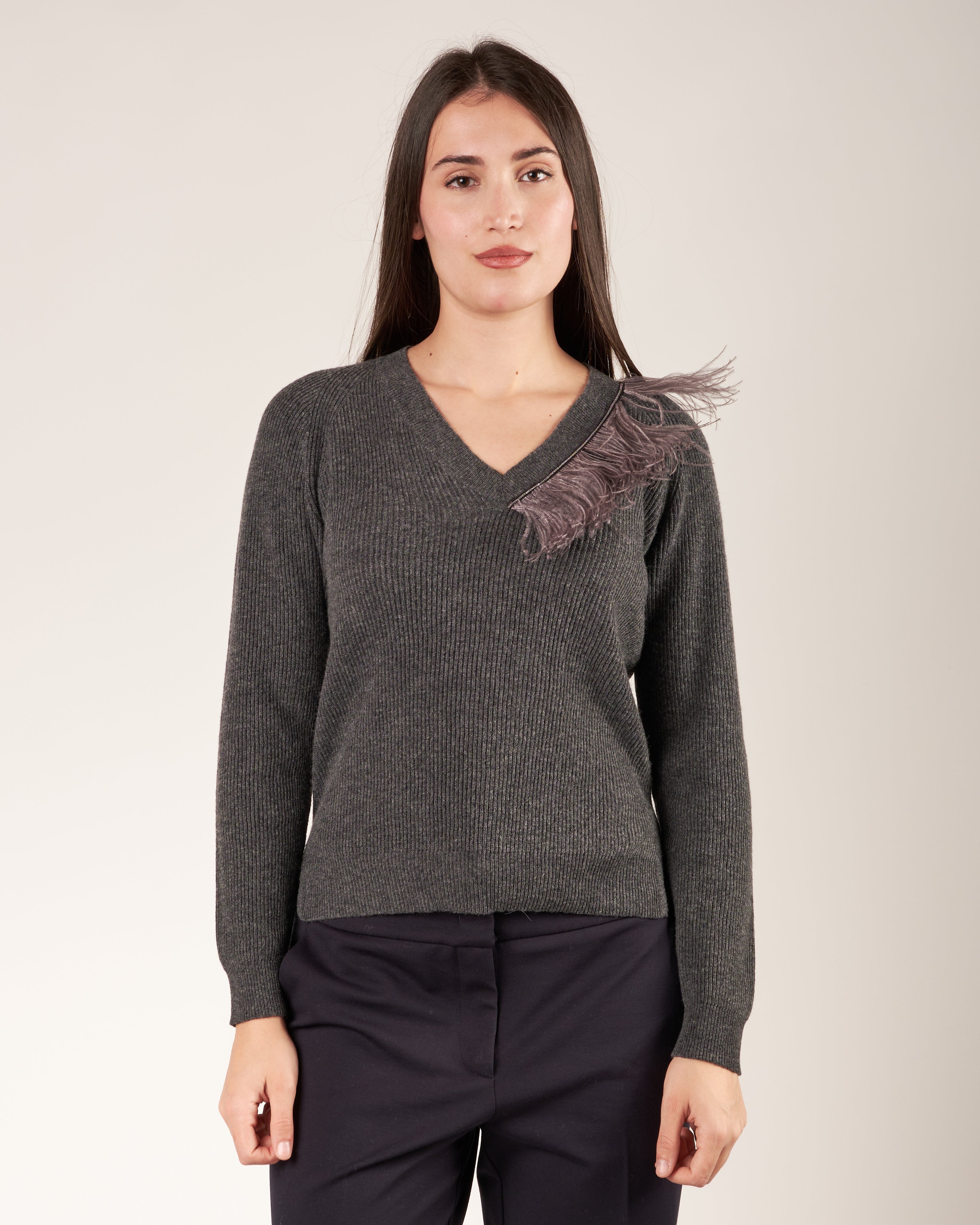 Pullover con piume e monile