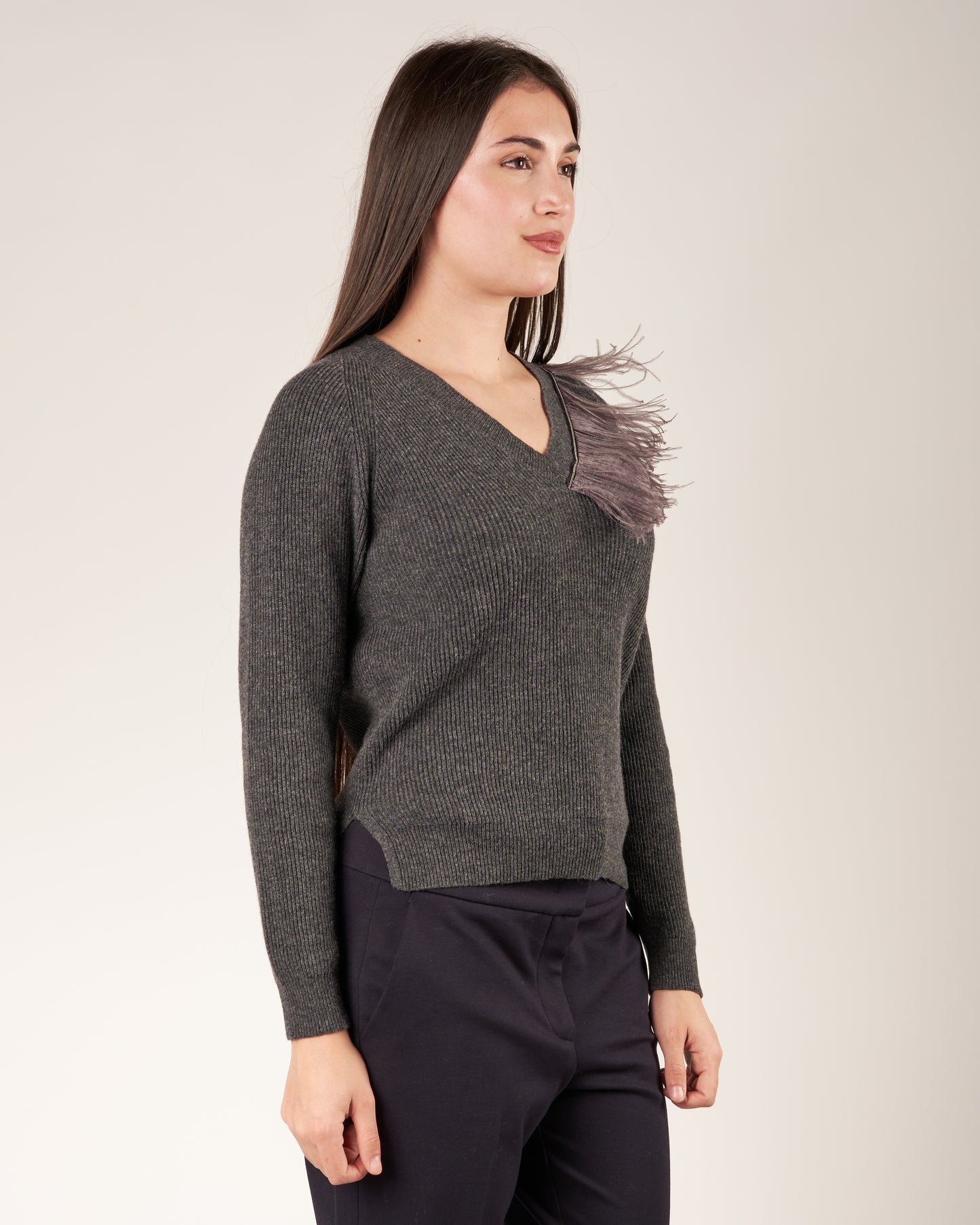 Pullover con piume e monile
