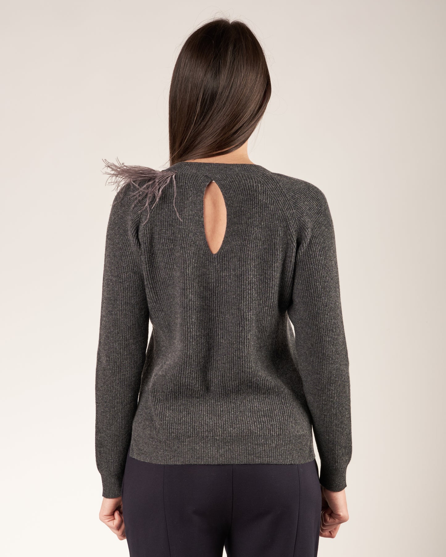 Pullover con piume e monile