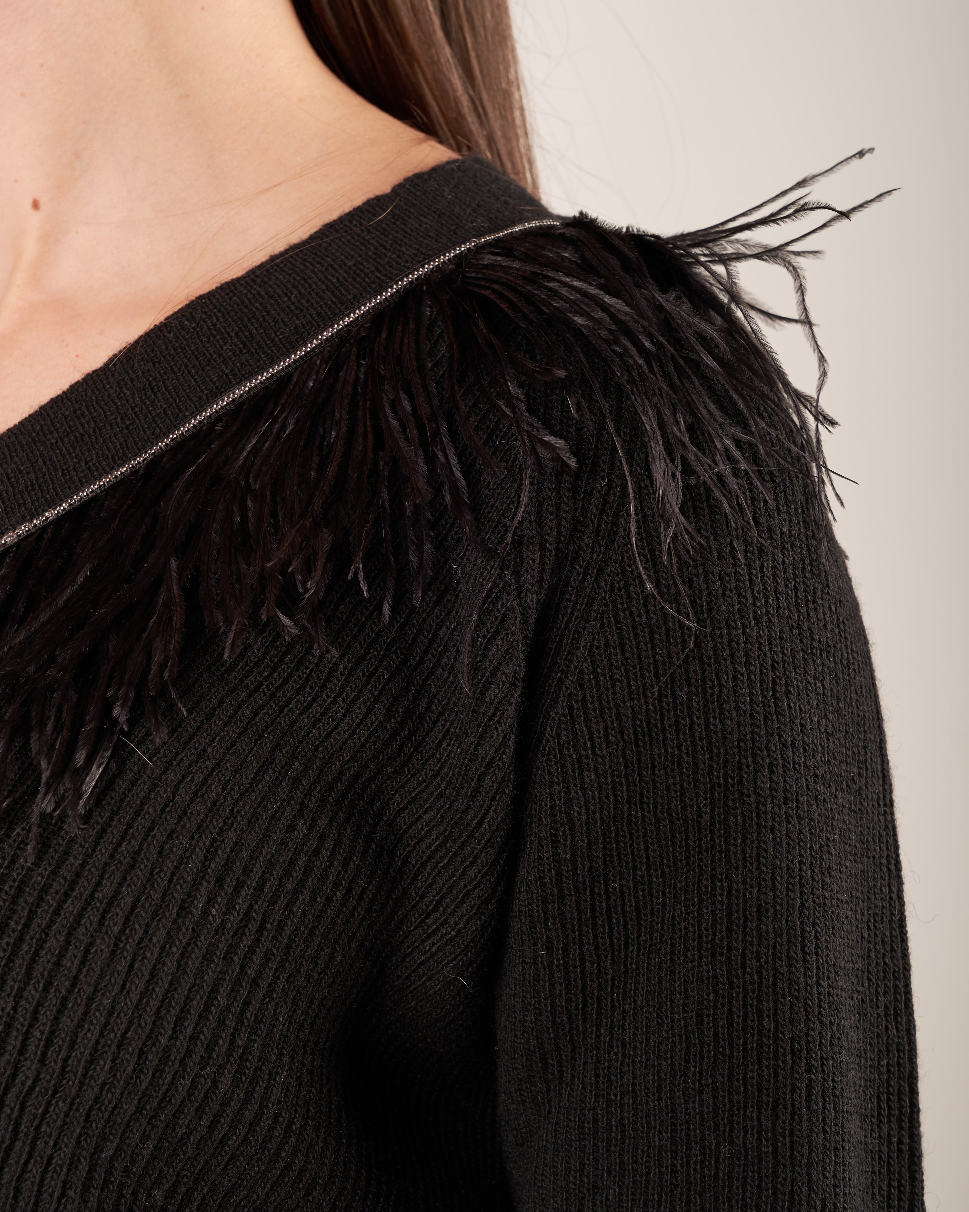 Pullover con piume e monile