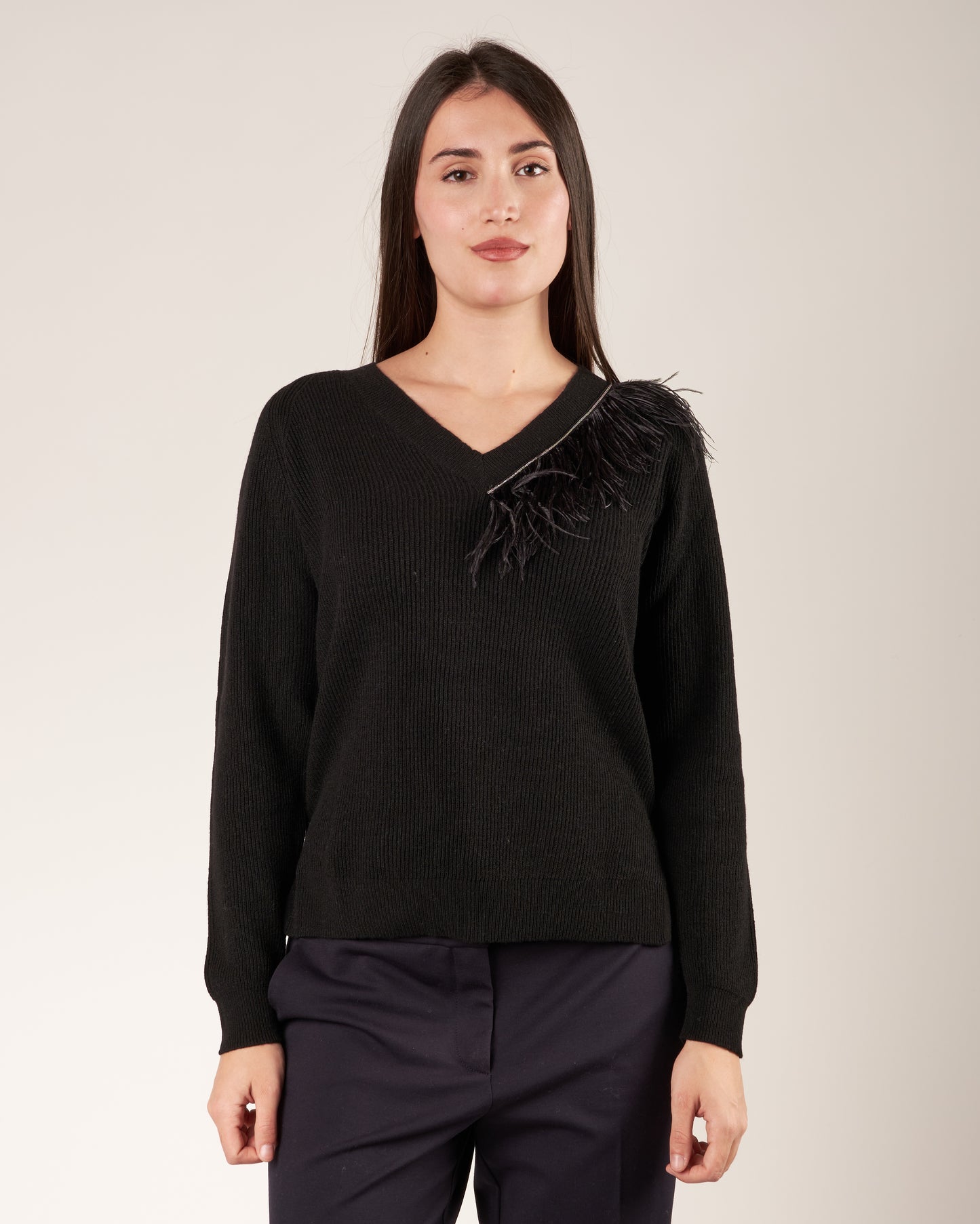Pullover con piume e monile