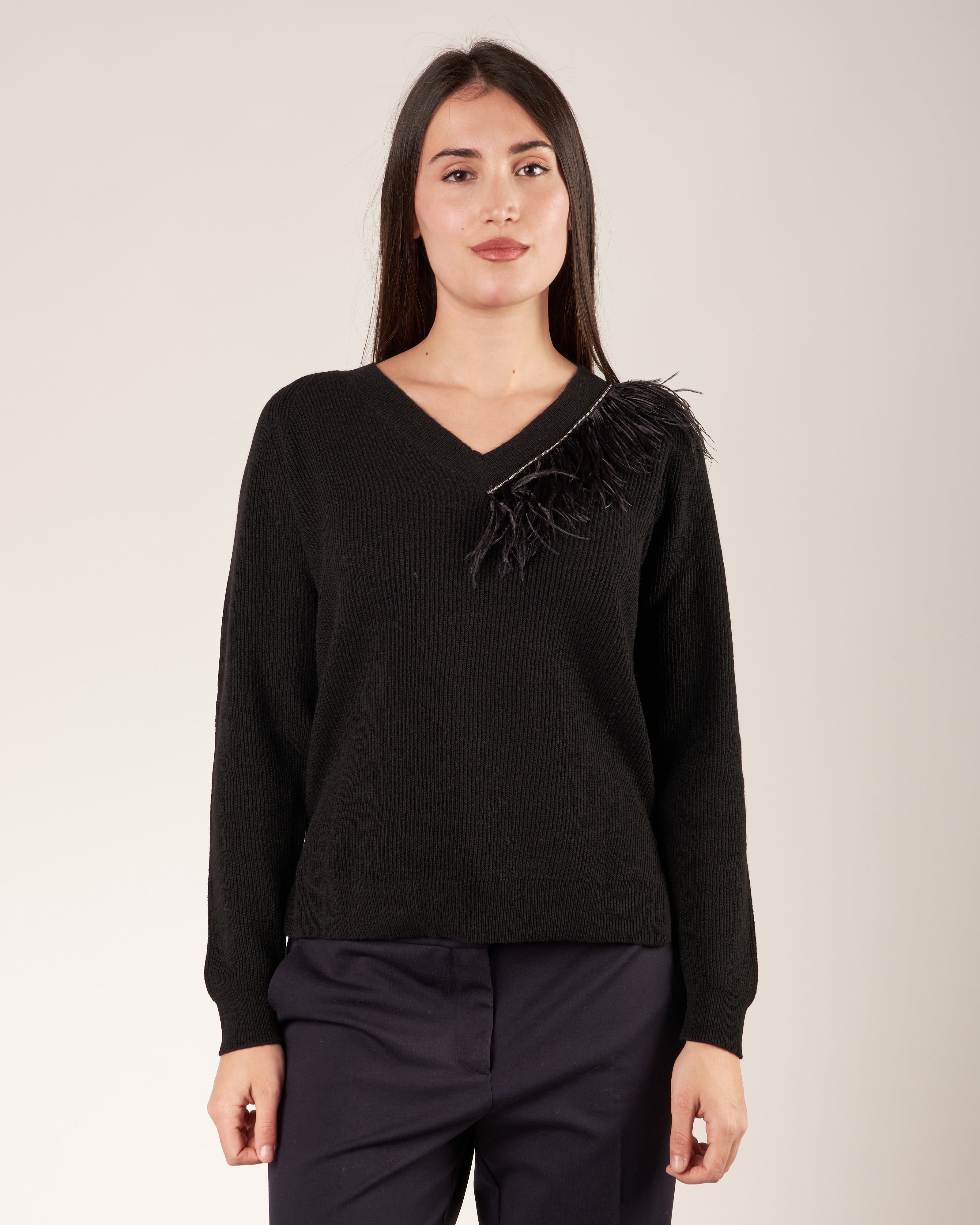Pullover con piume e monile